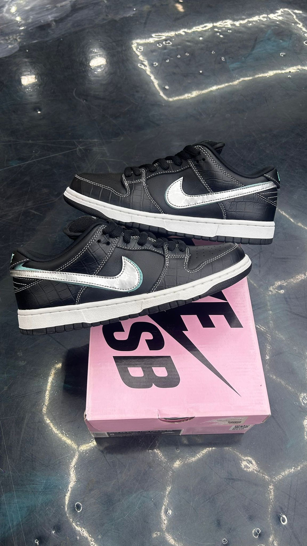 NIKE SB DUNK LOW DIAMOND SUPPLY CO. BLACK DIAMOND PRE OWNED SIZE 8