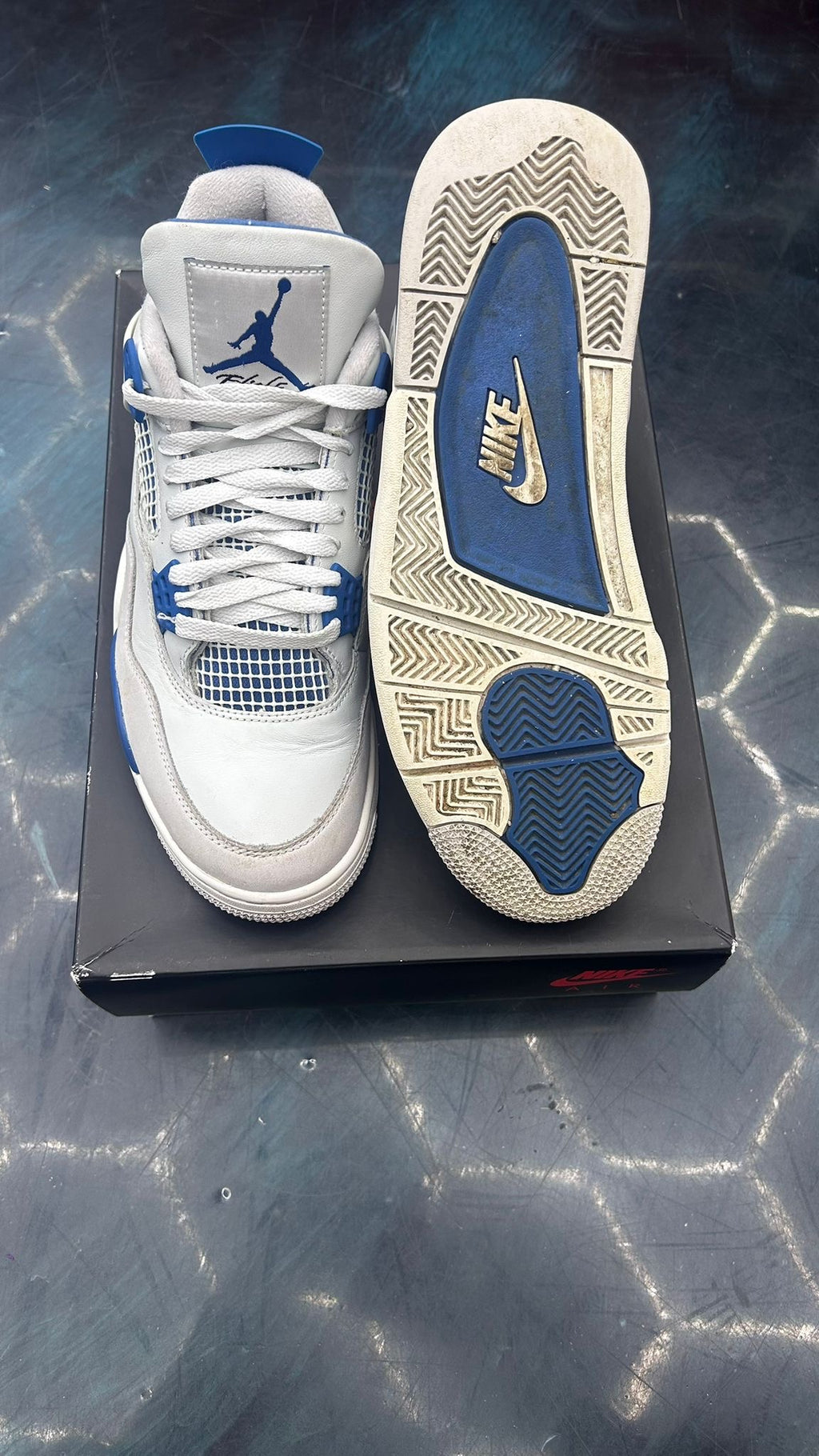 JORDAN 4 RETRO MILITARY BLUE PRE OWNED SIZE 9.5