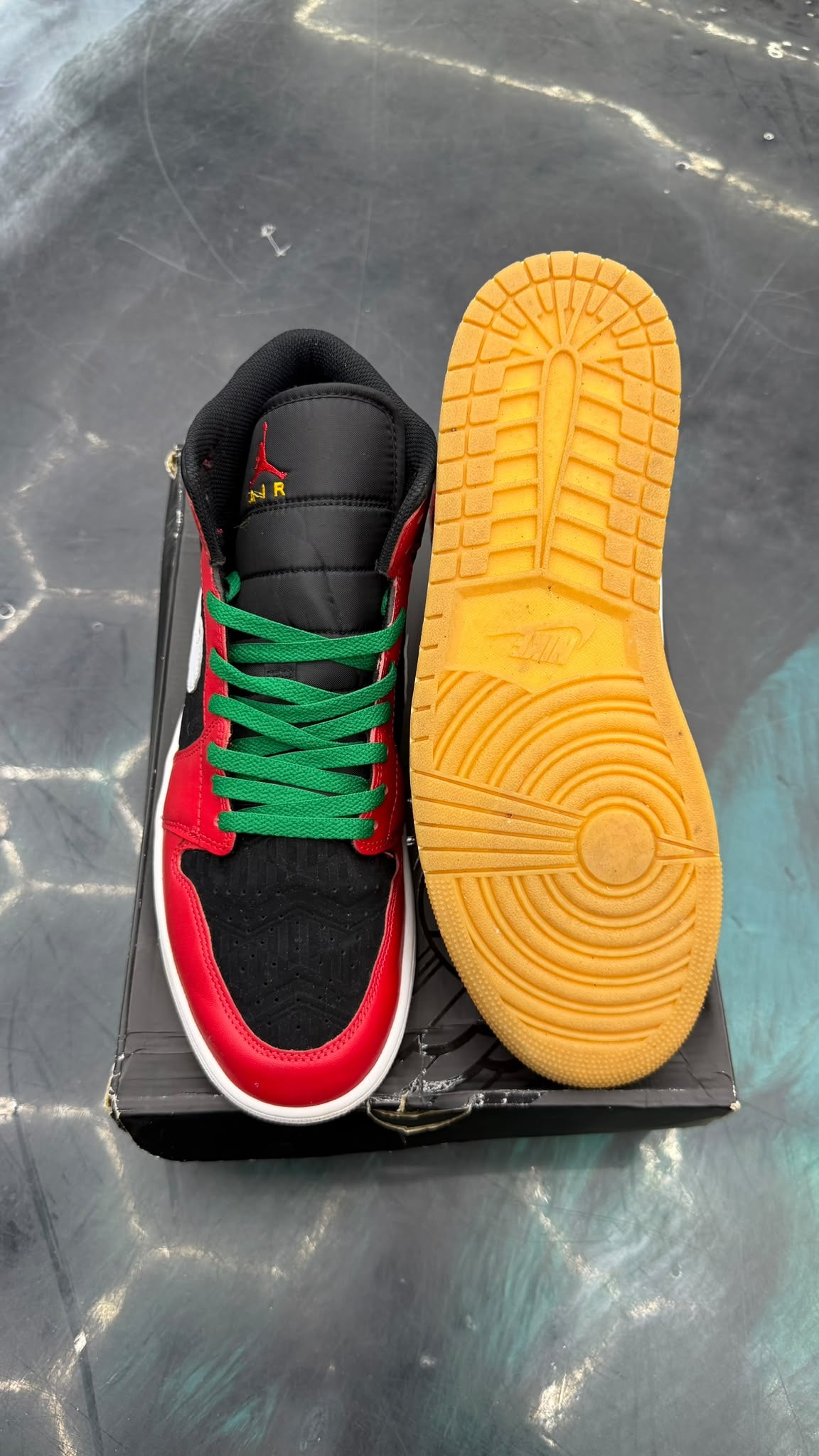 JORDAN 1 MID SE CHRISTMAS PRE OWNED SIZE 13