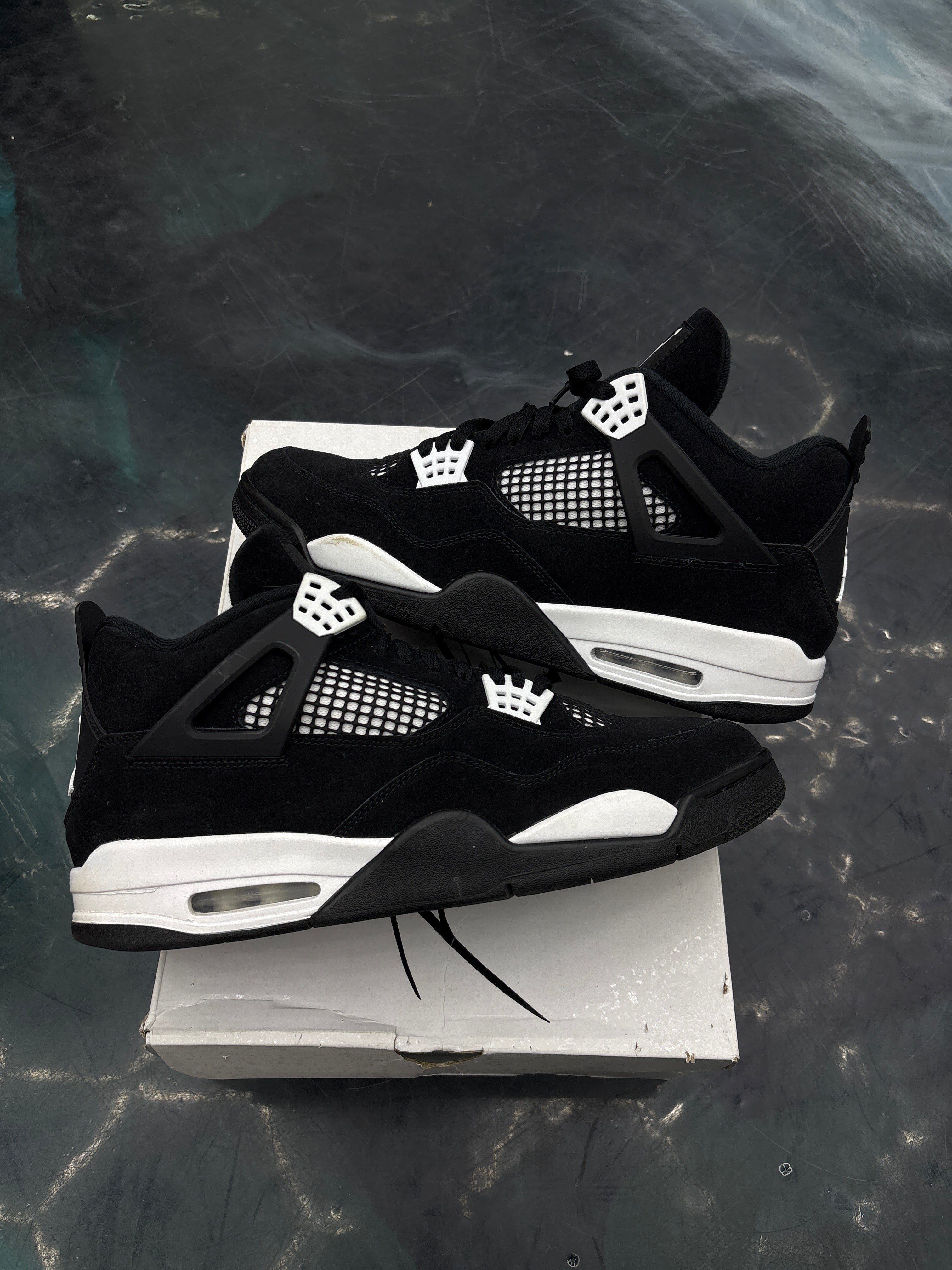 JORDAN 4 RETRO WHITE THUNDER PRE OWNED SIZE 13