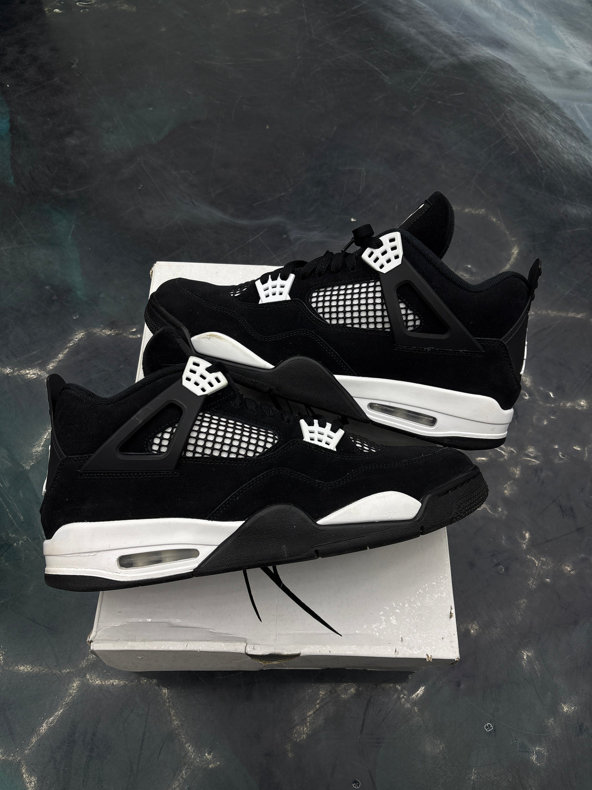 JORDAN 4 RETRO WHITE THUNDER PRE OWNED SIZE 13