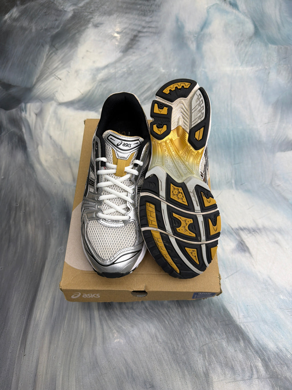 ASICS GEL KAYANO WHITE PURE GOLD PRE OWNED SIZE 10.5