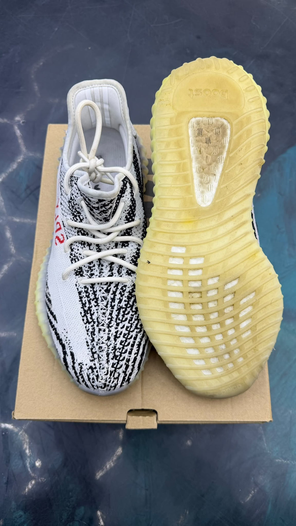 ADIDAS YEEZY BOOST 350 ZEBRA PRE OWNED SIZE 9.5