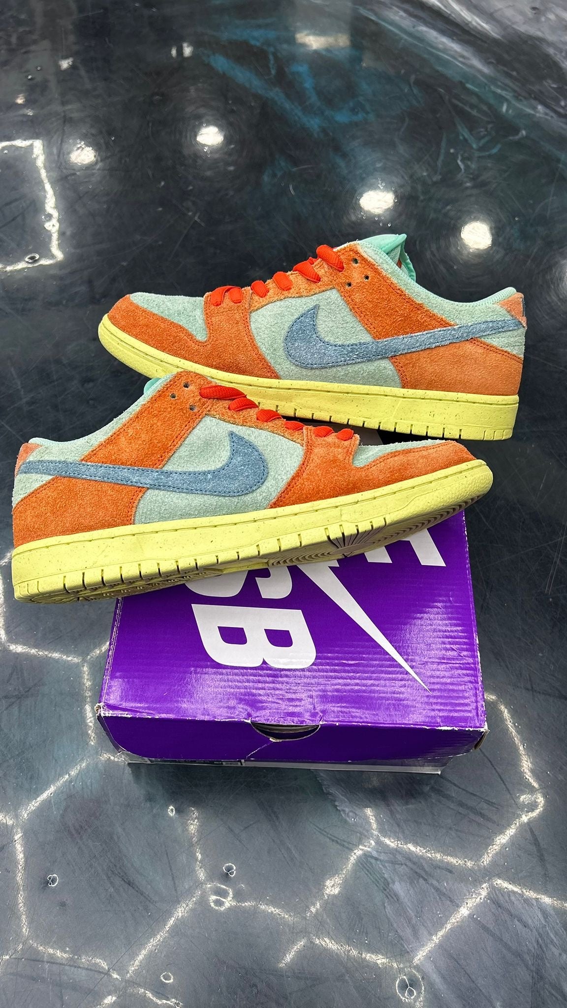 NIKE SB DUNK LOW ORAMGE EMERALD RISE PRE OWNED SIZE 9.5