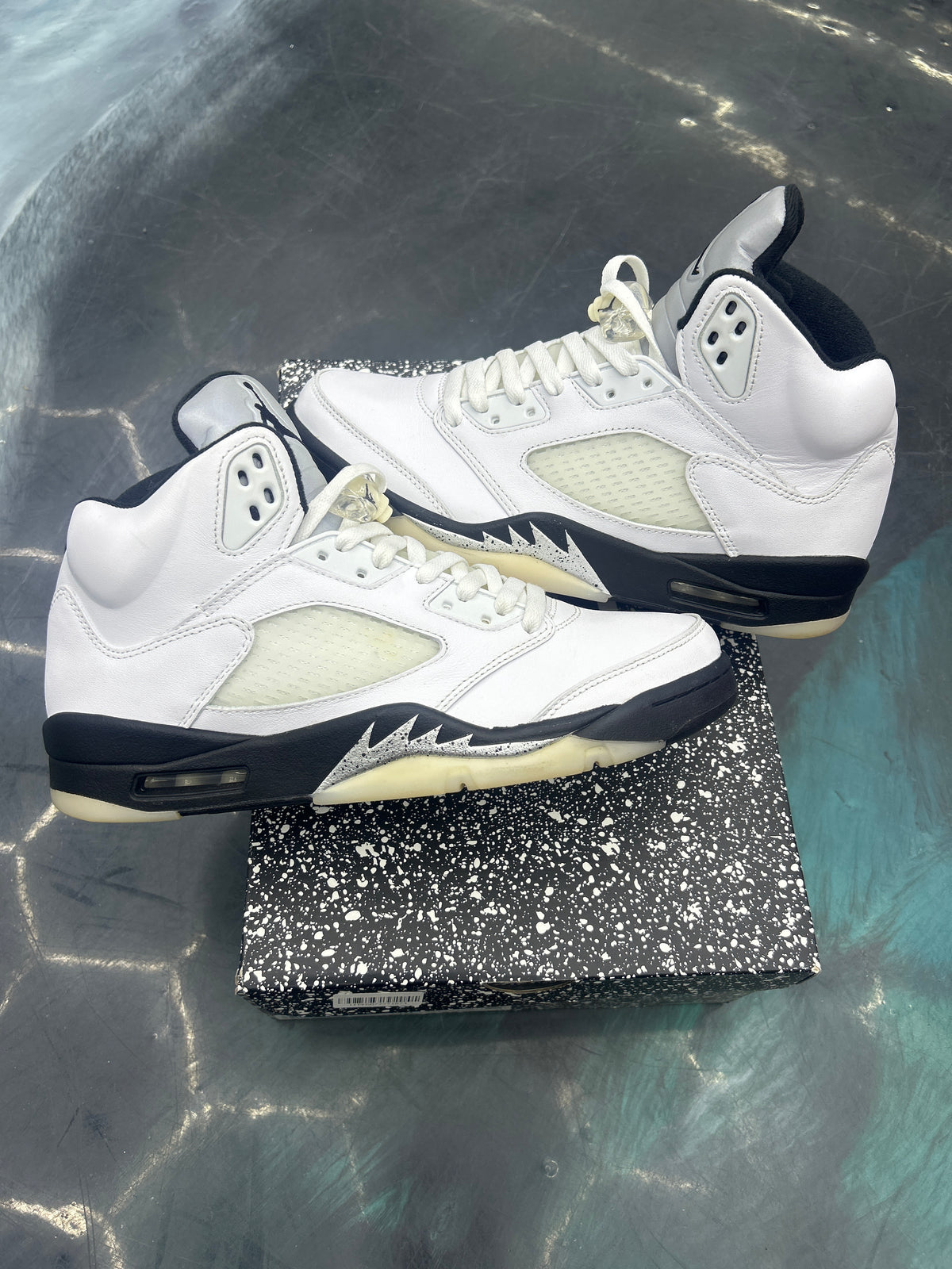 JORDAN 5 RETRO REVERSE METALLIC PREOWNED SIZE 10