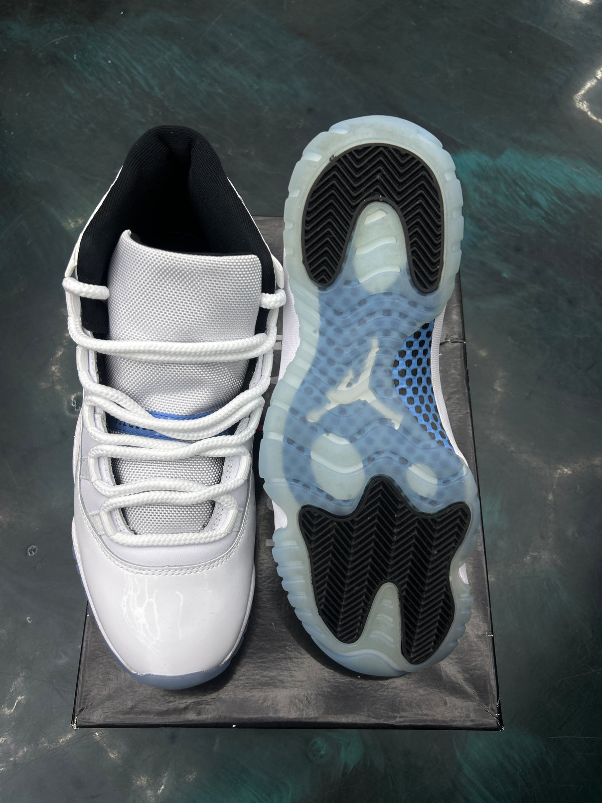 JORDAN 11 RETRO LEGEND BLUE (2024) PRE OWNED SIZE 9