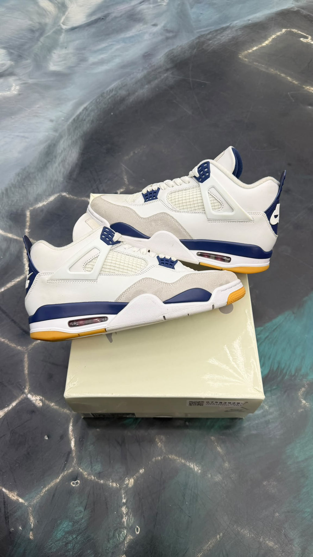 JORDAN 4 RETRO SB NAVY PRE OWNED SIZE 10