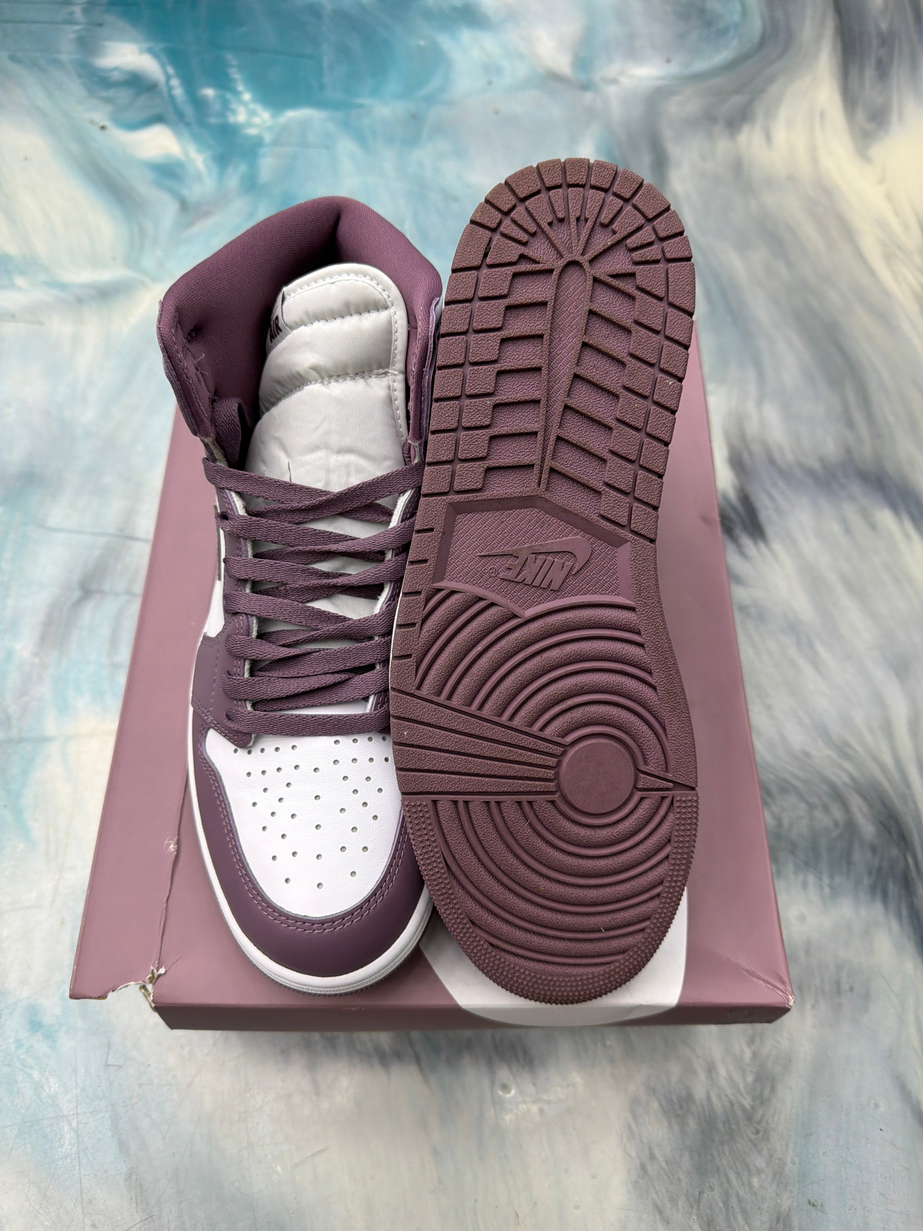 JORDAN 1 RETRO HIGH OG MAUVE PRE OWNED SIZE 11