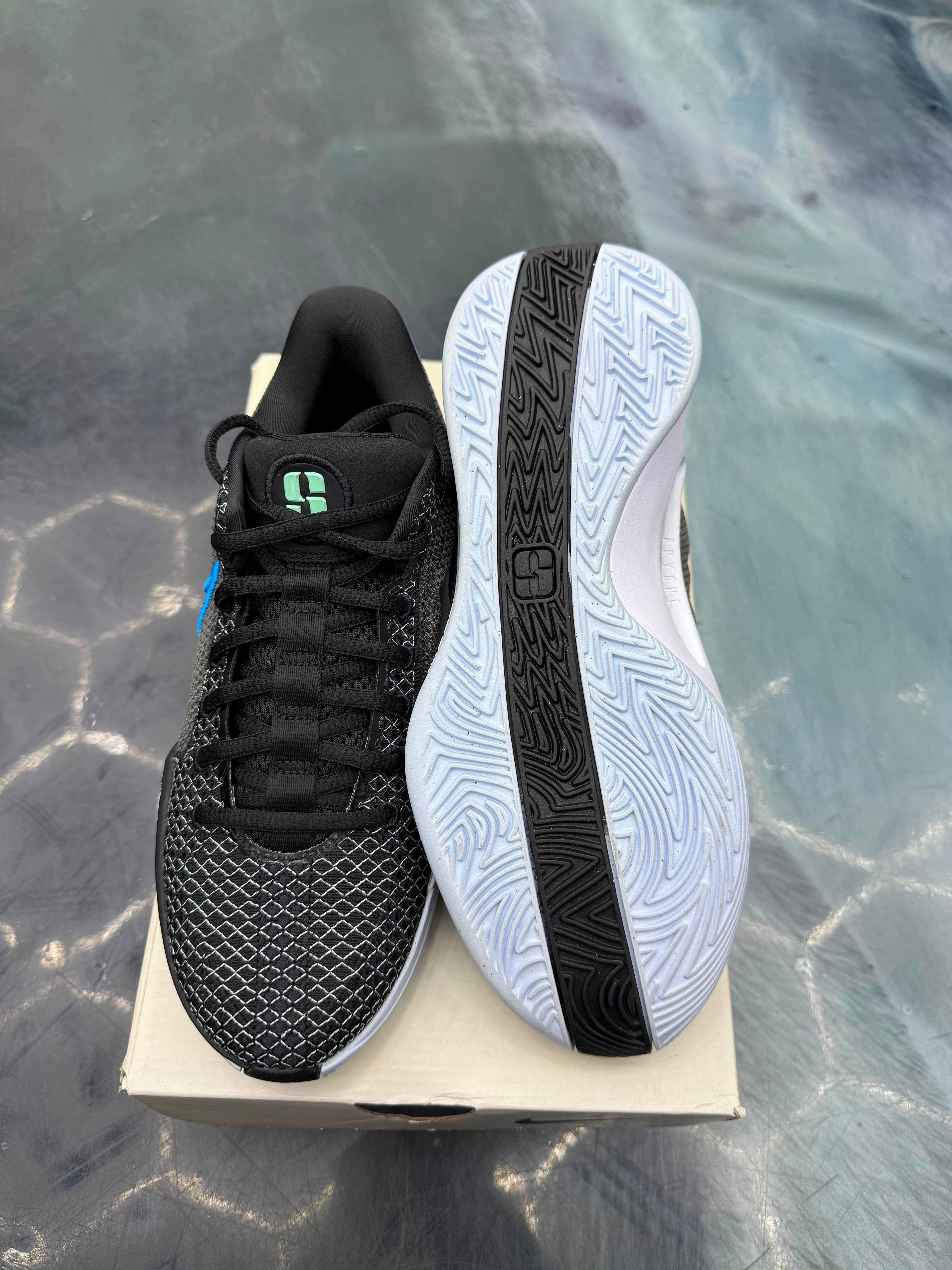 NIKE SABRINA 3 BRAND NEW SIZE 8W 6.5M