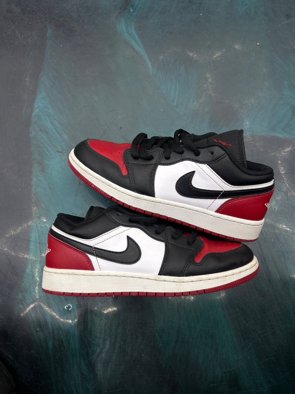 JORDAN 1 LOW BRED TOE PRE OWNED SIZE 6Y NO BOX