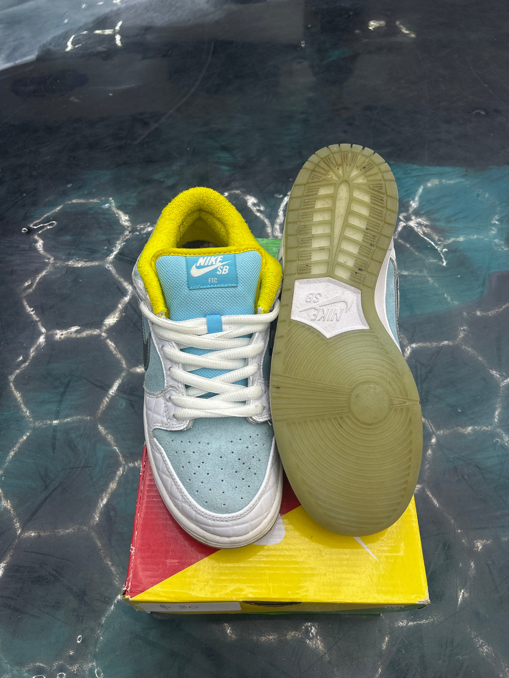 NIKE SB DUNK LOW FTC LAGOON PULSE PRE OWNED SIZE 8