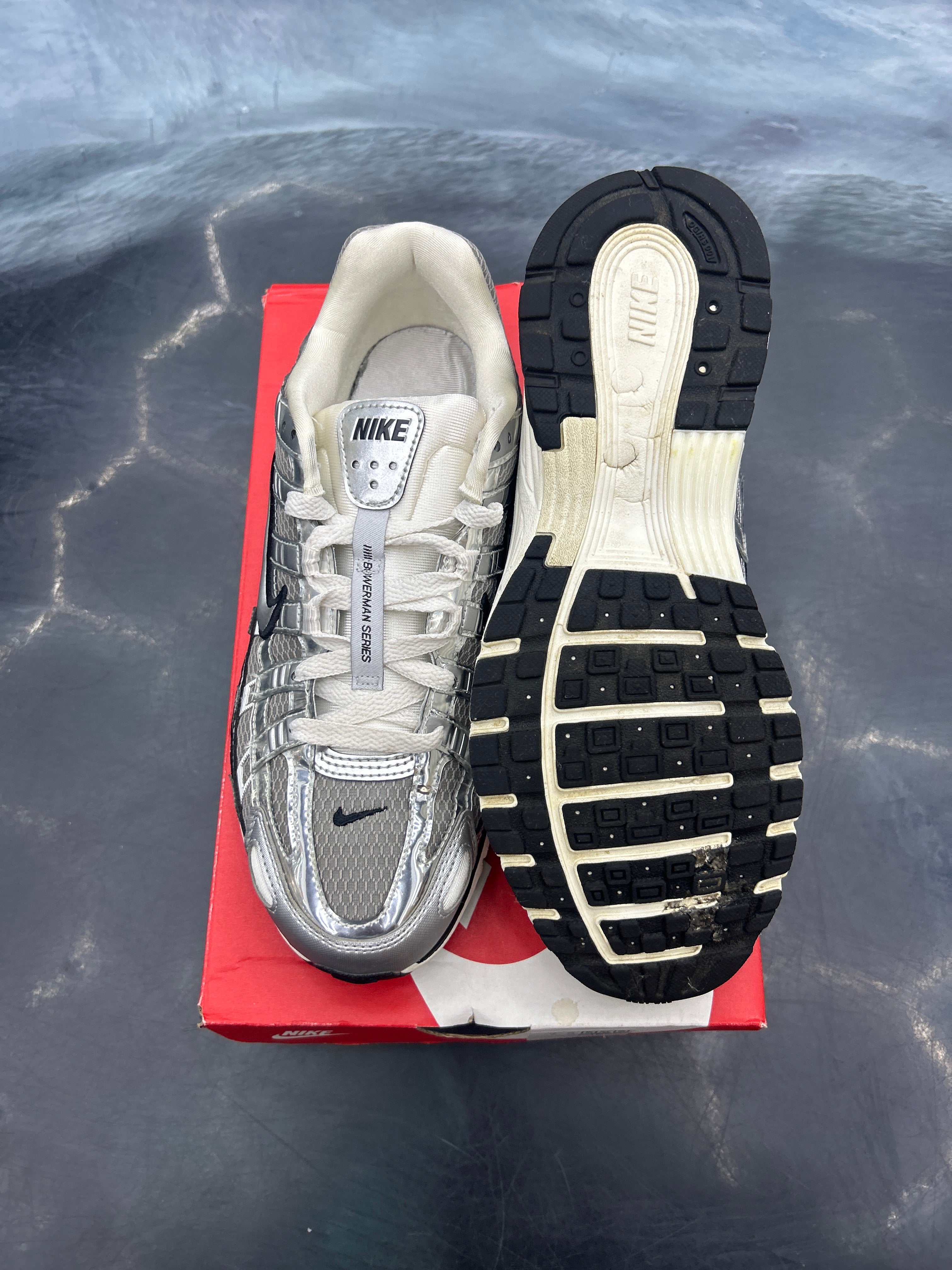 NIKE P-6000 METALLIC SILVER PRE OWNED SIZE 7.5