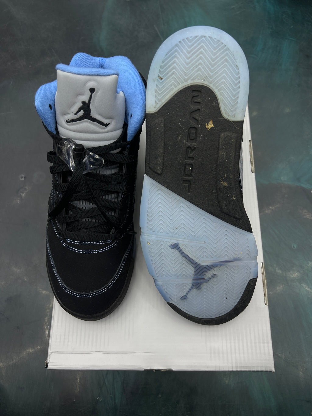 JORDAN 5 RETRO BLACK UNIVERSITY BLUE PRE OWNED SIZE 9.5
