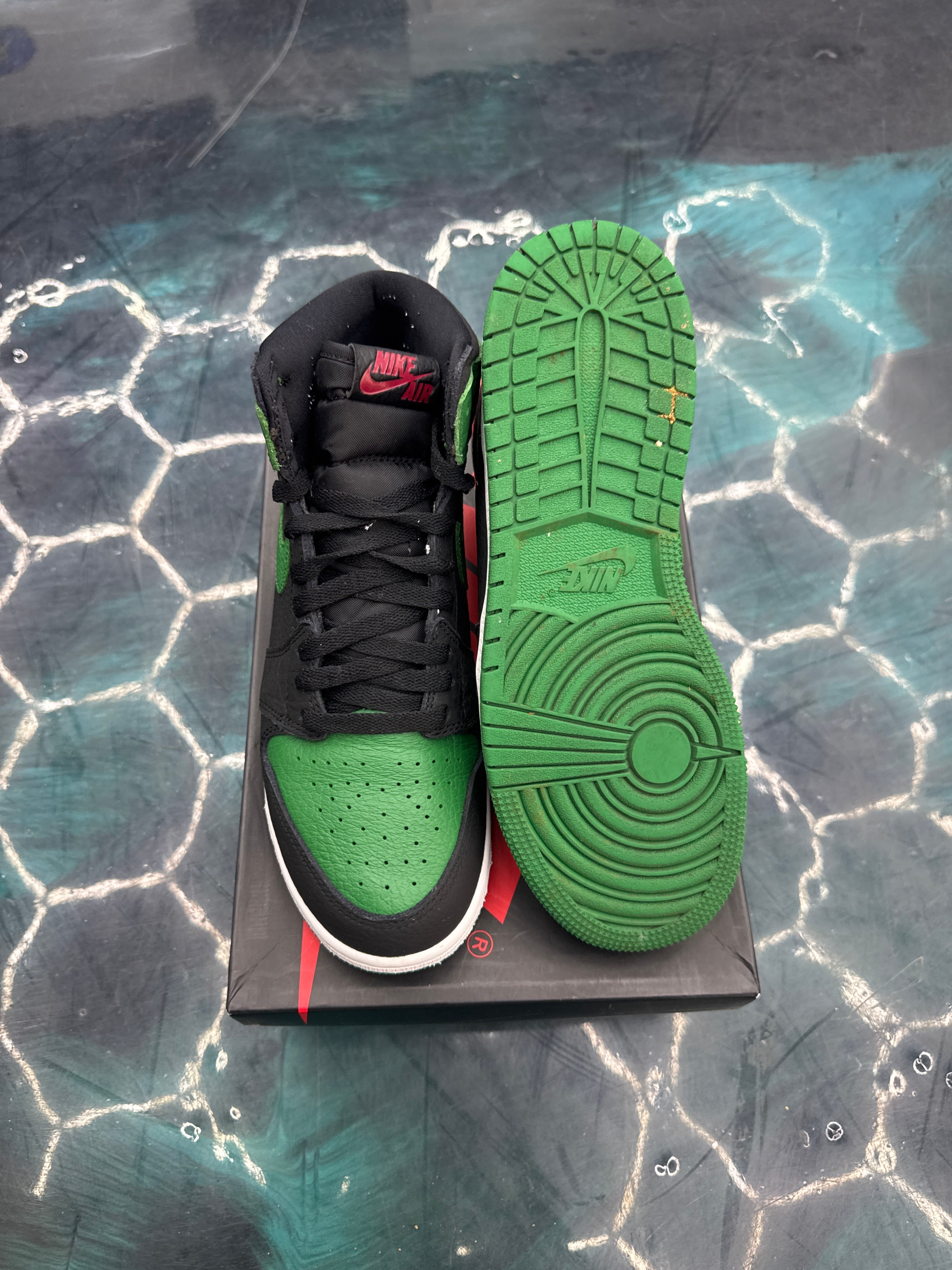 JORDAN 1 RETRO HIGH PINE GREEN BLACK (GS) PRE OWNED SIZE 7Y