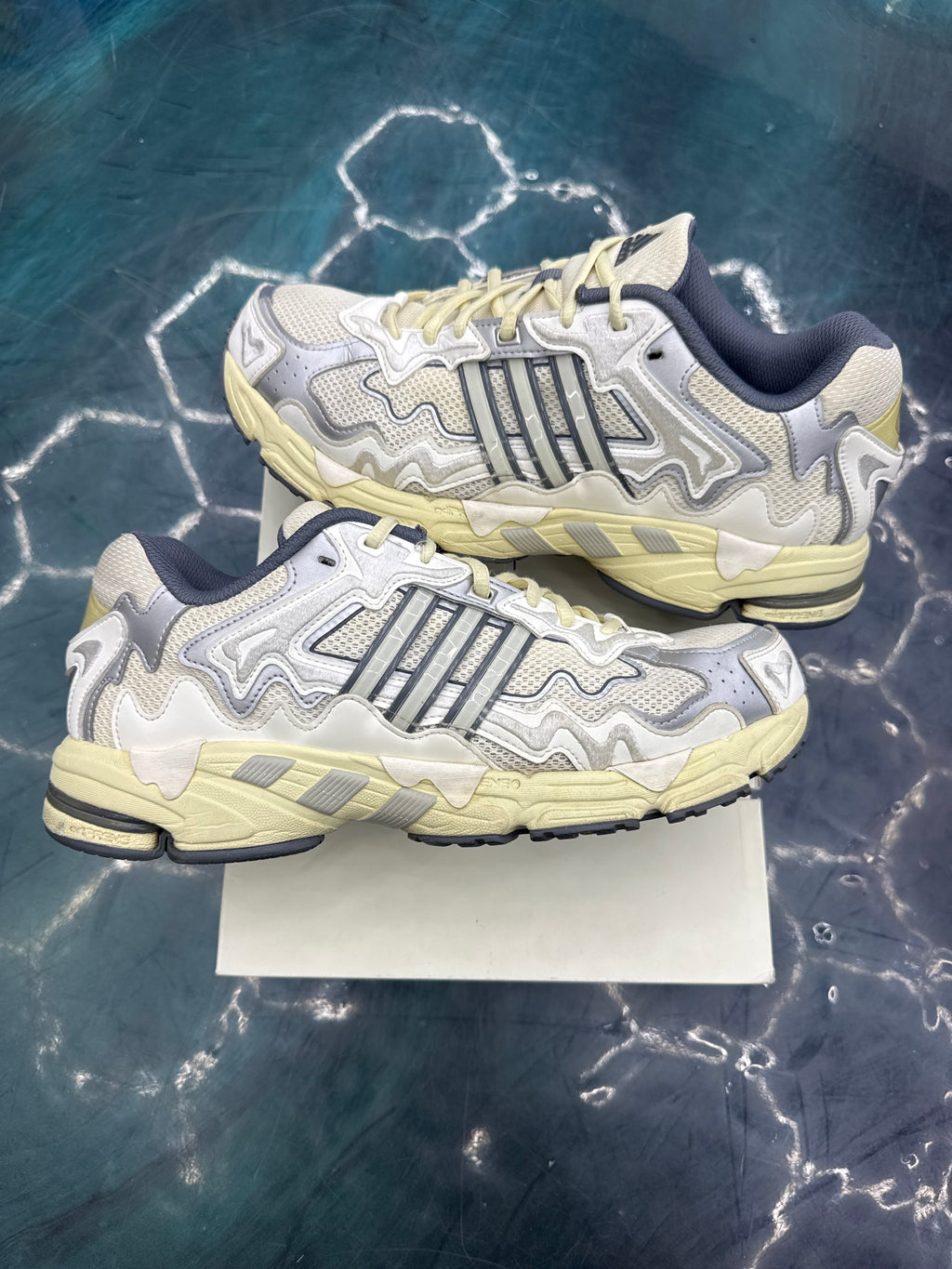 ADIDAS RESPONSE CL BAD BUNNY CREAM PRE OWNED SIZE 11.5