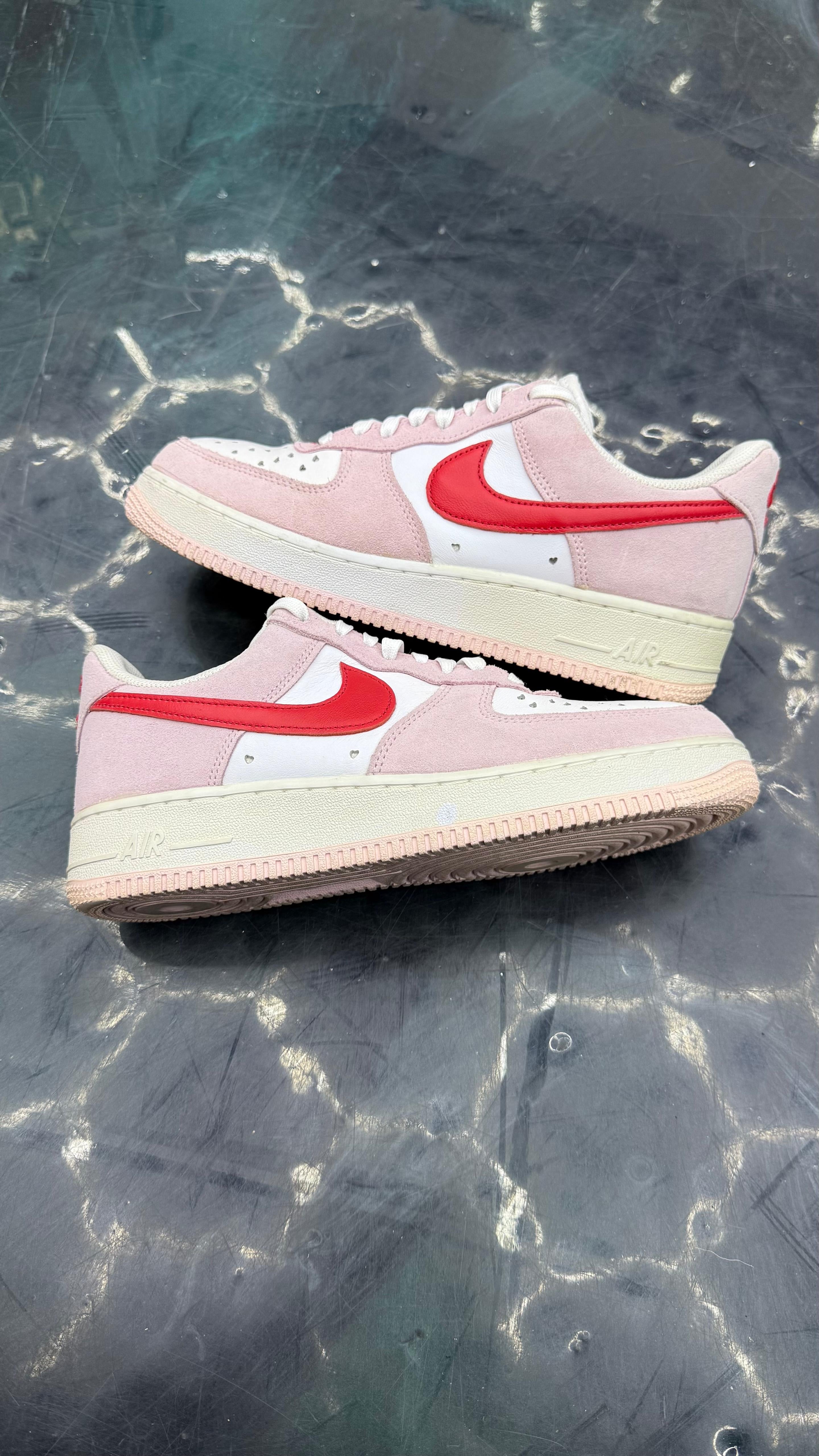 NIKE AIR FORCE 1 LOW VALENTINES LOVE LETTER PRE OWNED SIZE 8 NO BOX
