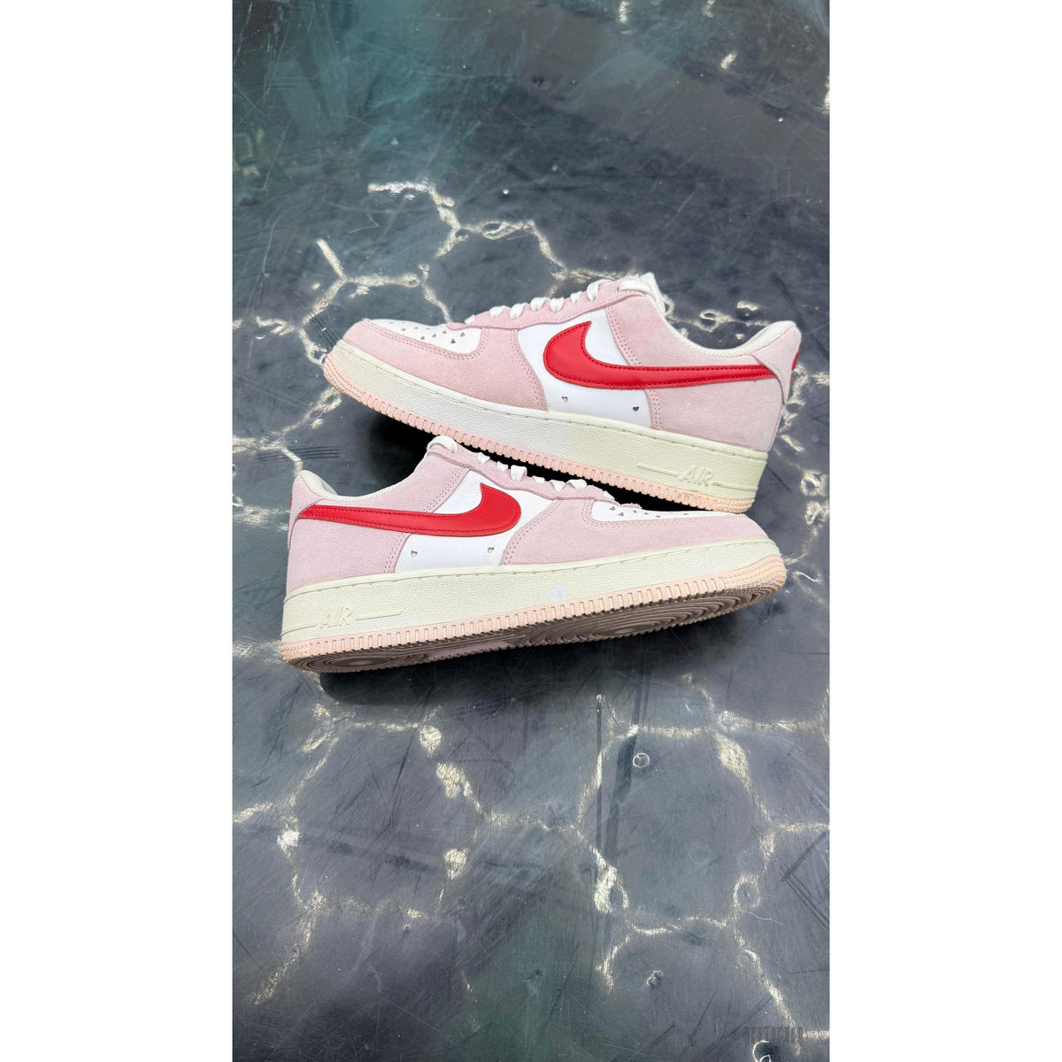 NIKE AIR FORCE 1 LOW VALENTINES LOVE LETTER PRE OWNED SIZE 8 NO BOX