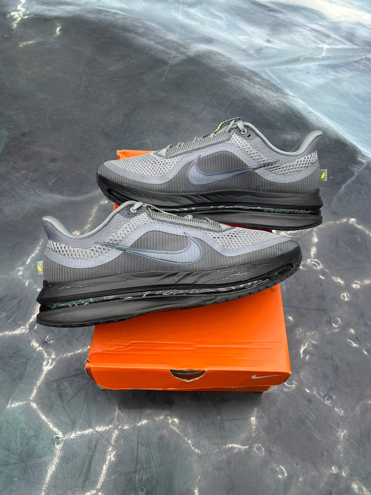 NIKE AIR ZOOM PEGASUS PREMIUM SMOKE GREY VOLT PRE OWNED SIZE 11