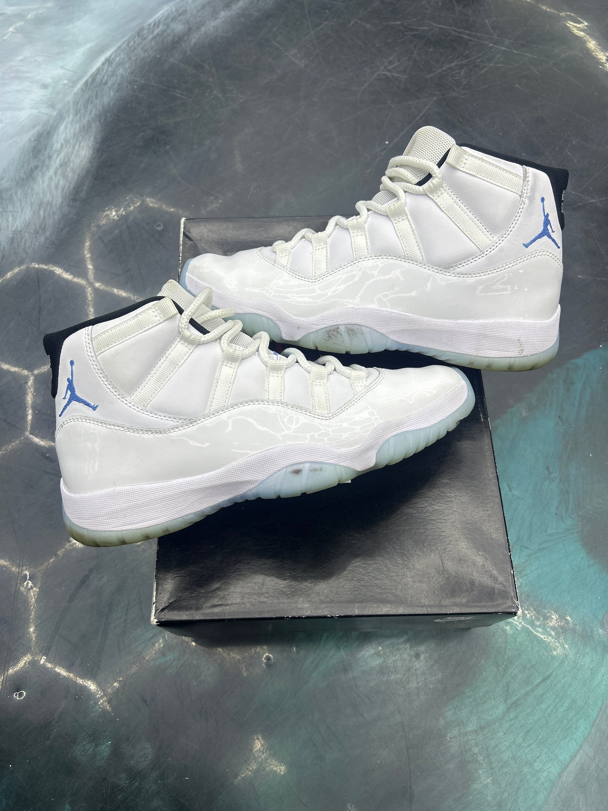 JORDAN 11 RETRO LEGEND BLUE PREOWNED SIZE 9.5
