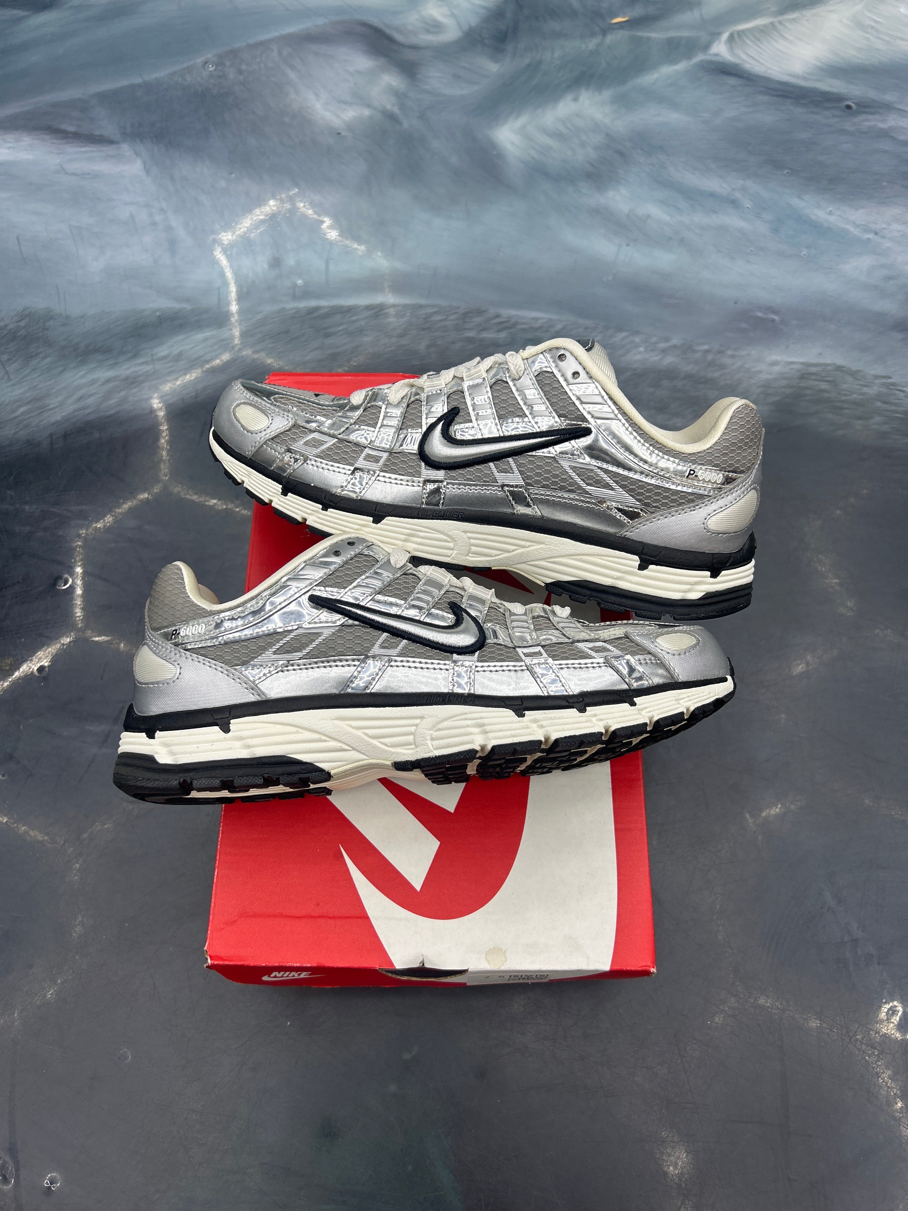 NIKE P-6000 METALLIC SILVER PRE OWNED SIZE 7.5