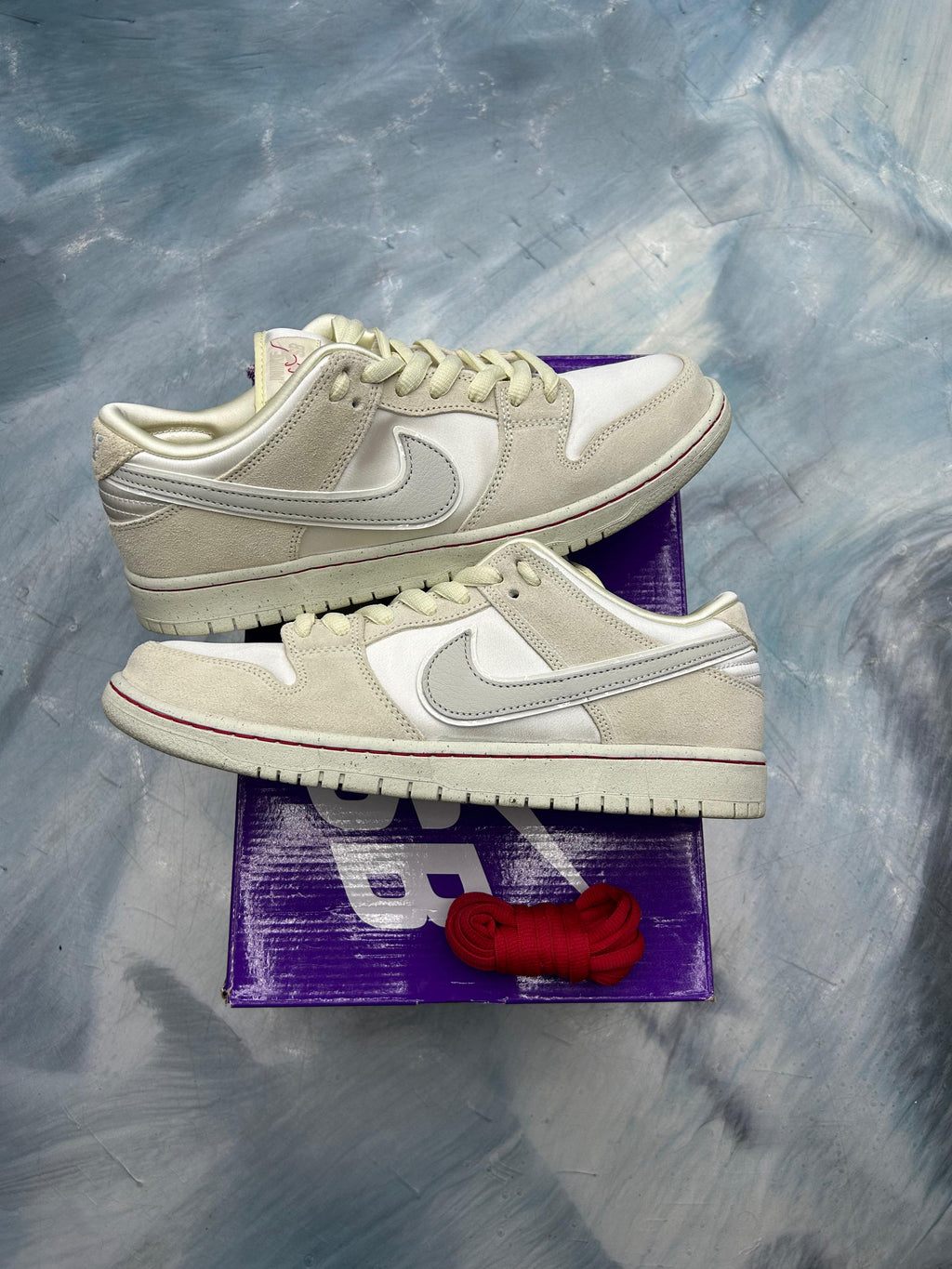 NIKE SB DUNK LOW CITY OF LOVE PRE OWNED SIZE 10.5
