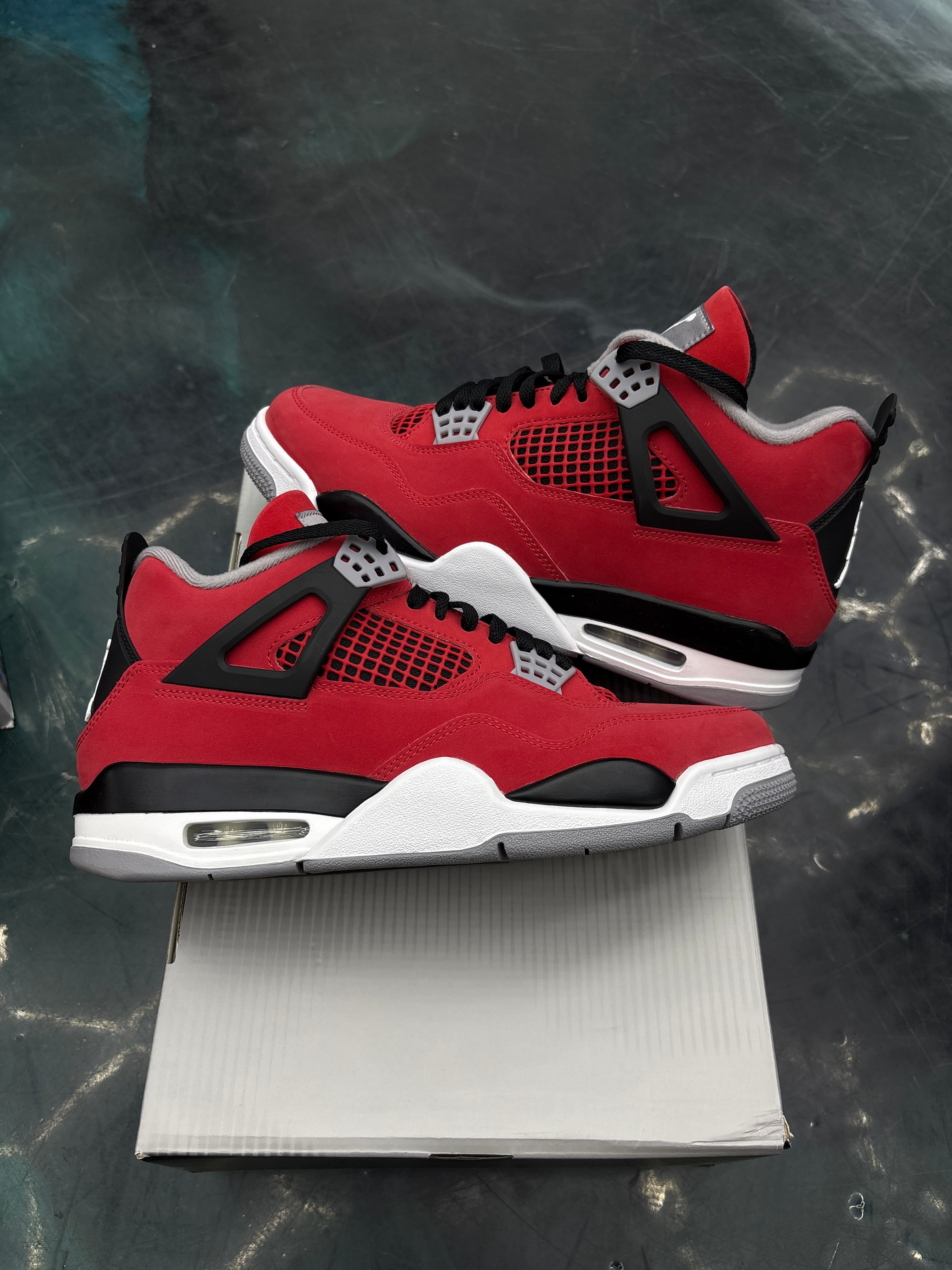 JORDAN 4 RETRO TORO BRAVO PRE OWNED SIZE 9.5