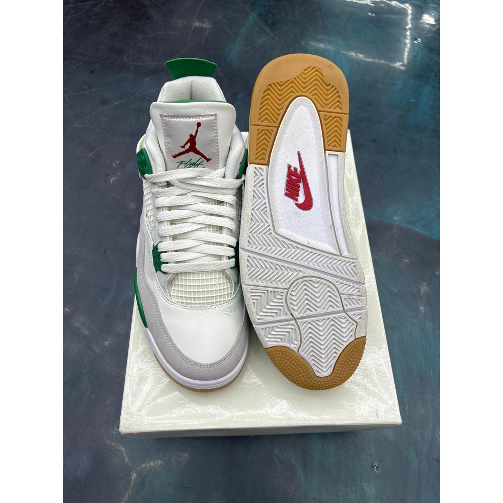 JORDAN RETRO SB PINE GREEN PRE-OWNED SIZE 10.5