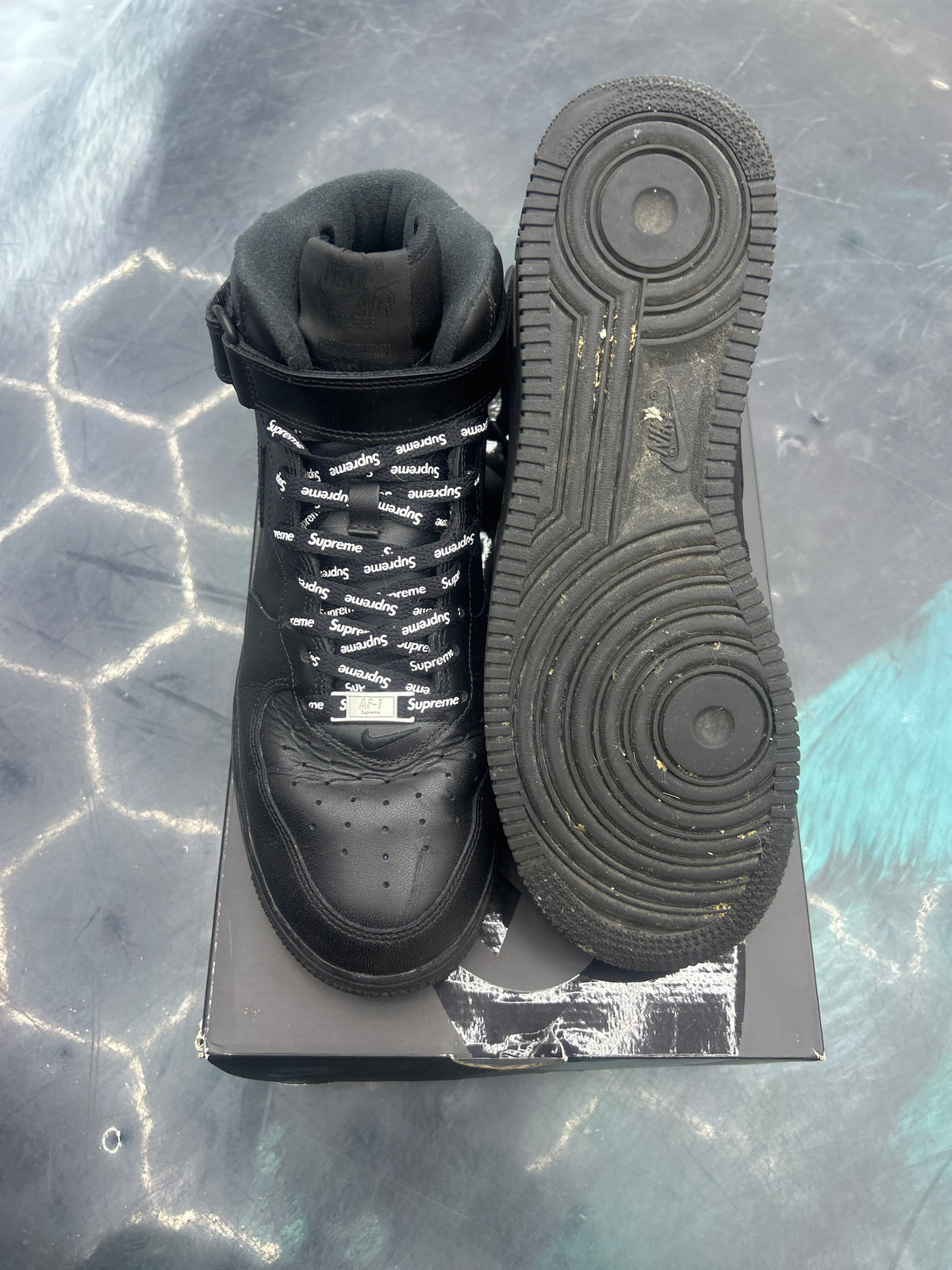 NIKE AIR FORCE 1 MID SUPREME BLACK PREOWNED SIZE 9.5