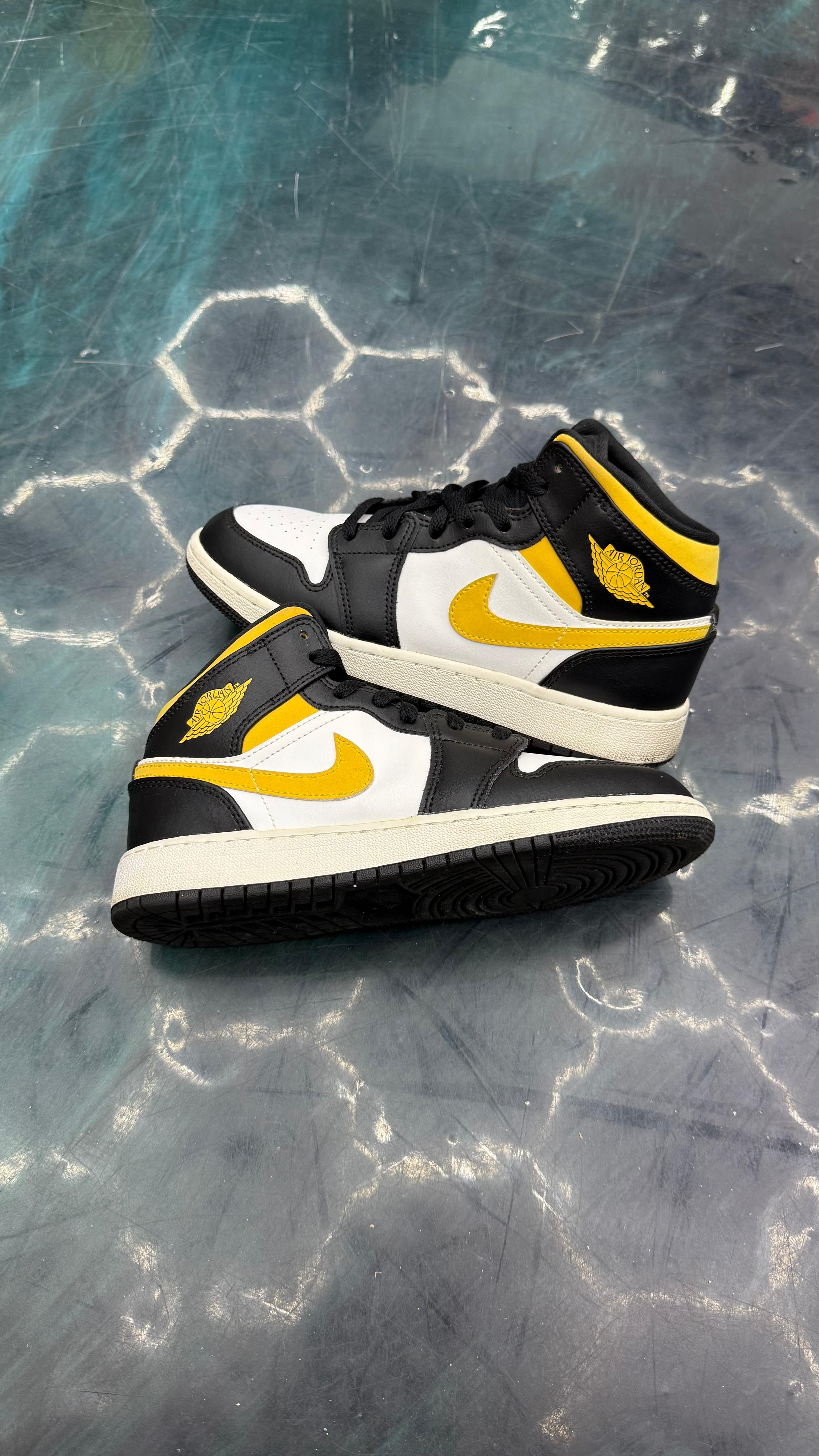 JORDAN 1 MID WHITE POLLEN BLACK PRE OWNED SIZE 5Y NO BOX