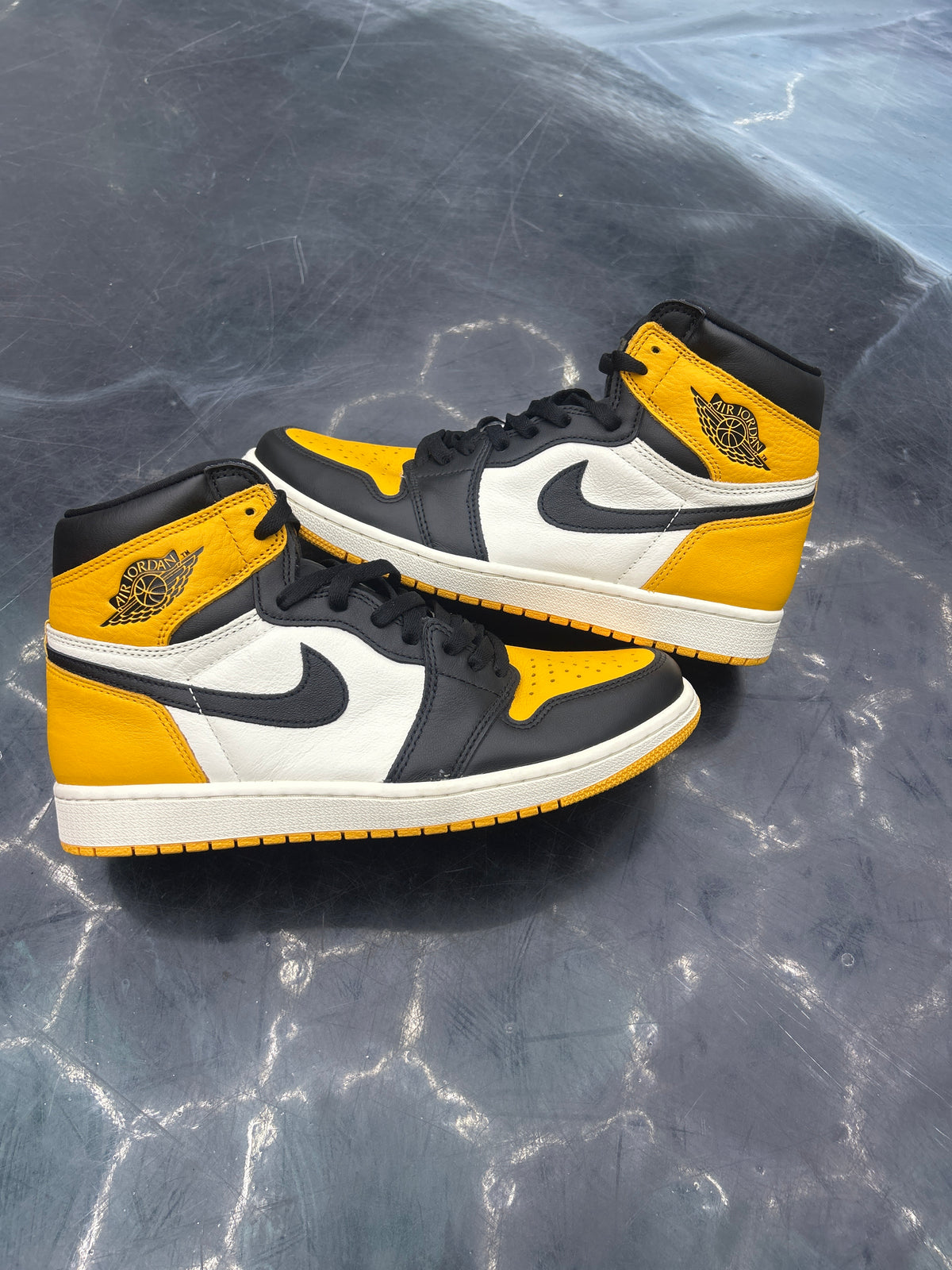 JORDAN 1 YELLOW TOE PRE OWNED (NO BOX) SIZE 10