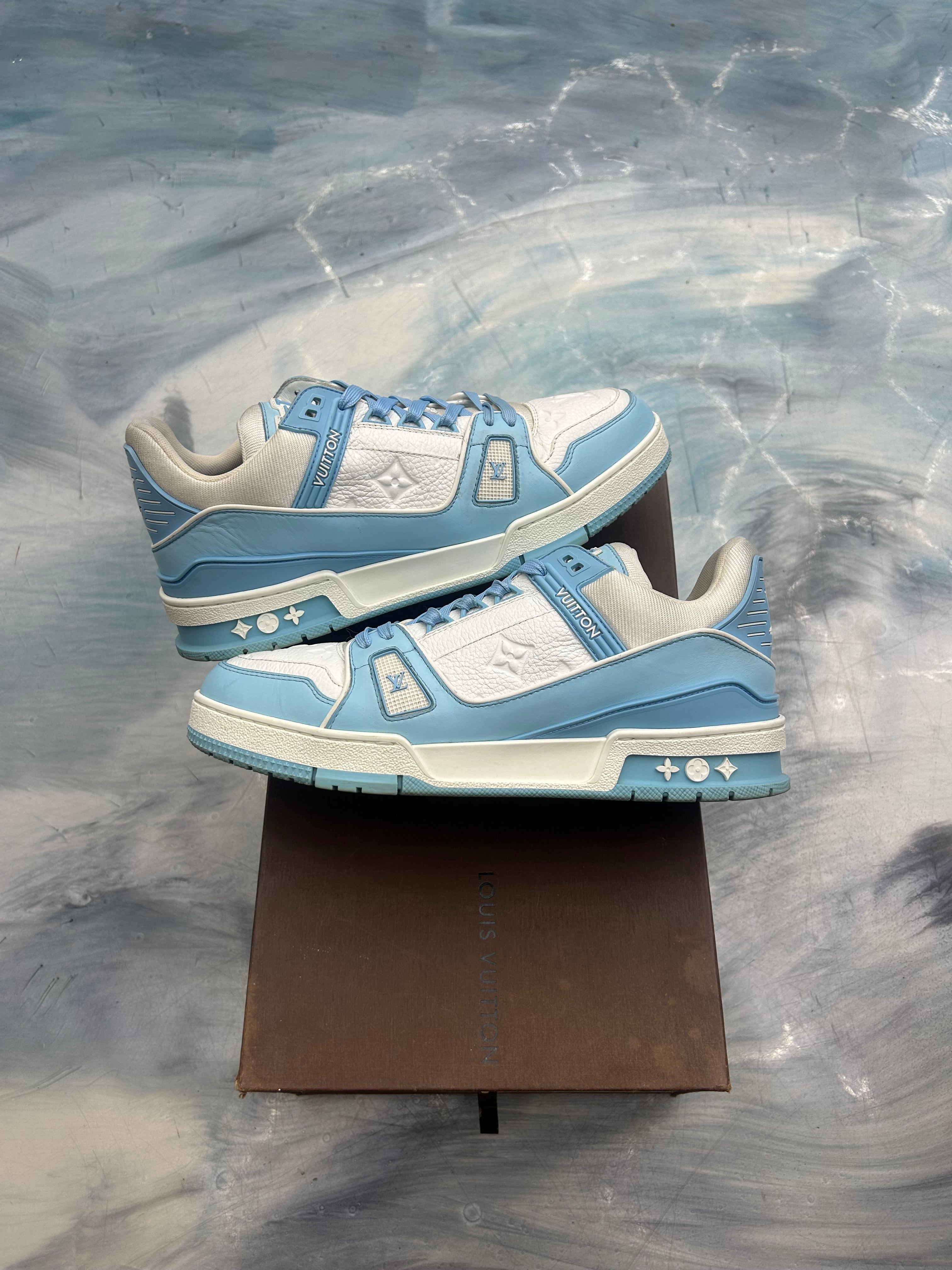 LOUIS VUITTON TRAINER LOW WHITE SKY BLUE PRE OWNED SIZE 7.5LV / 9 USA