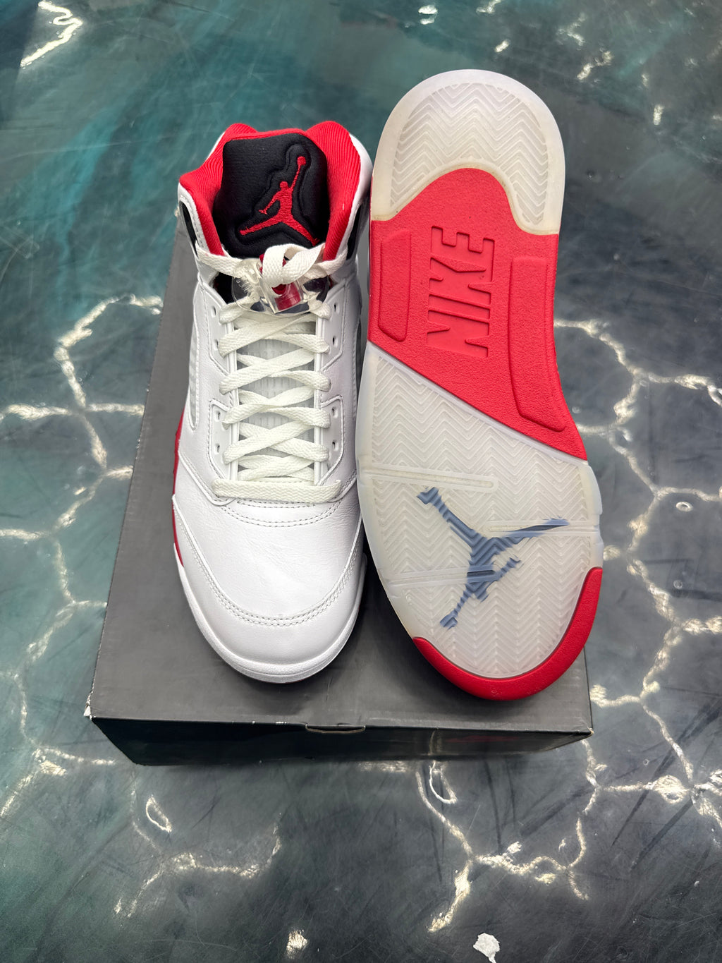 JORDAN 5 RETRO FIRE RED BLACK TOUNGE (2025) PRE OWNED SIZE 8.5