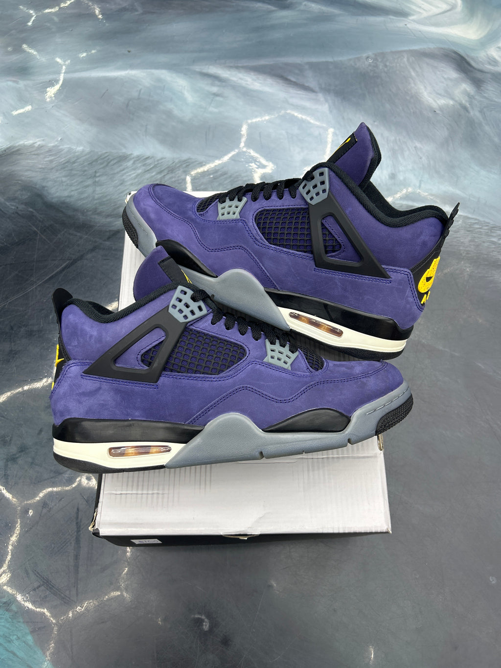 JORDAN 4 RETRO LAKERS PRE OWNED SIZE 10.5