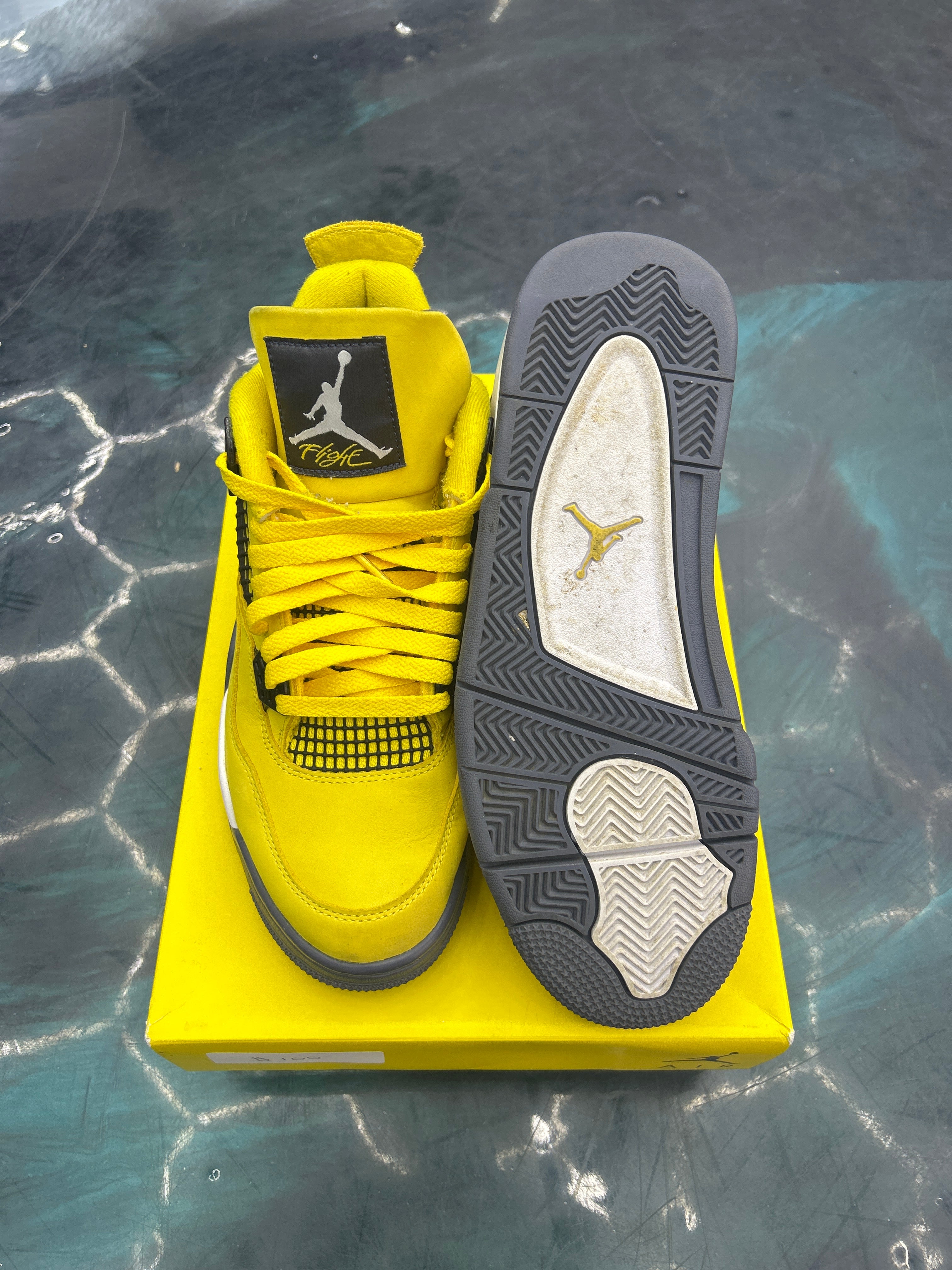 JORDAN 4 RETRO LIGHTNING PRE OWNED SIZE 8