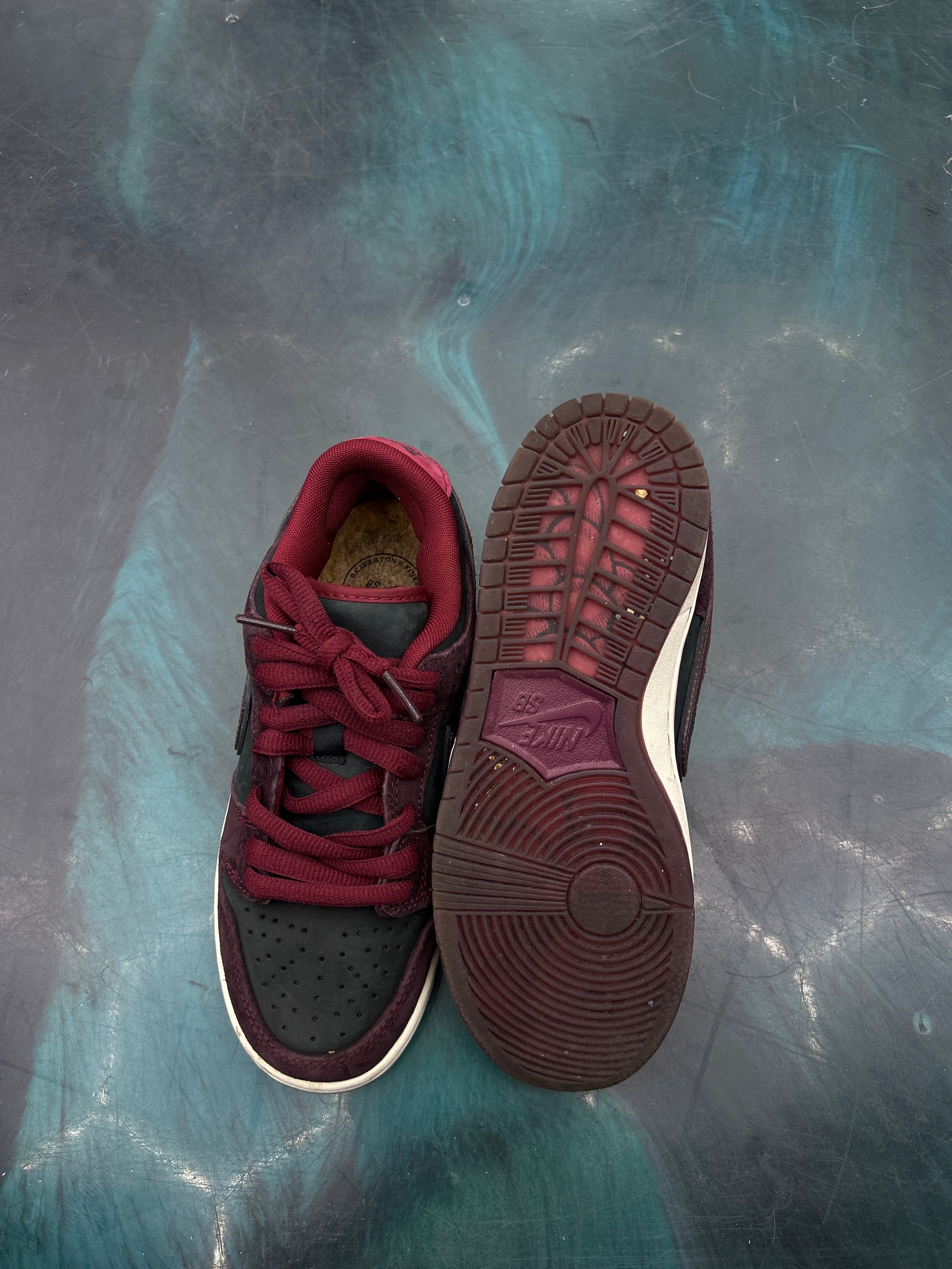 NIKE SB DUNK LOW RIOT SKATESHOP PRE OWNED SIZE 4 NO BOX