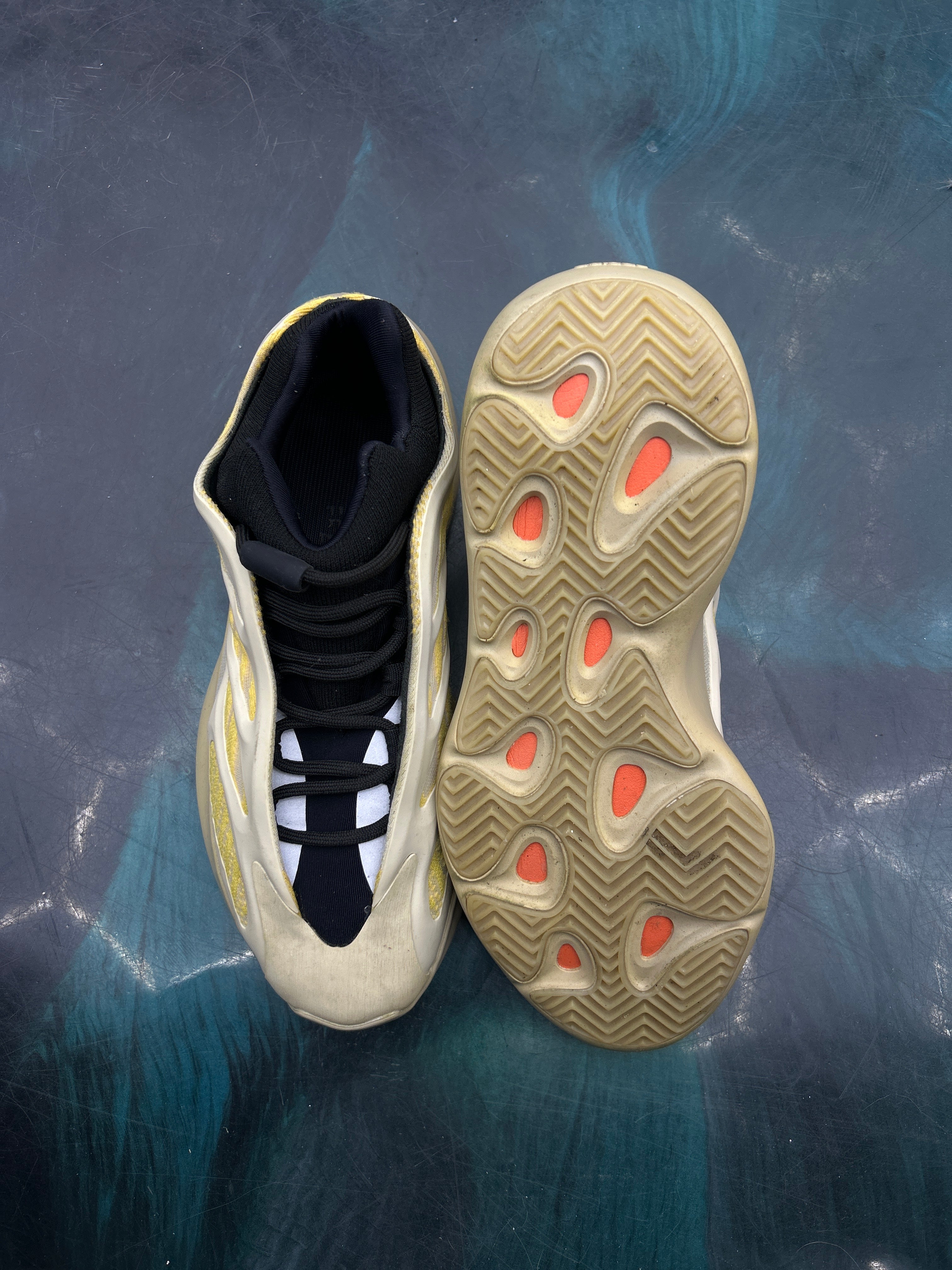 ADIDAS YEEZY 700 V3 SAFFLOWER PRE OWNED SIZE 7 NO BOX