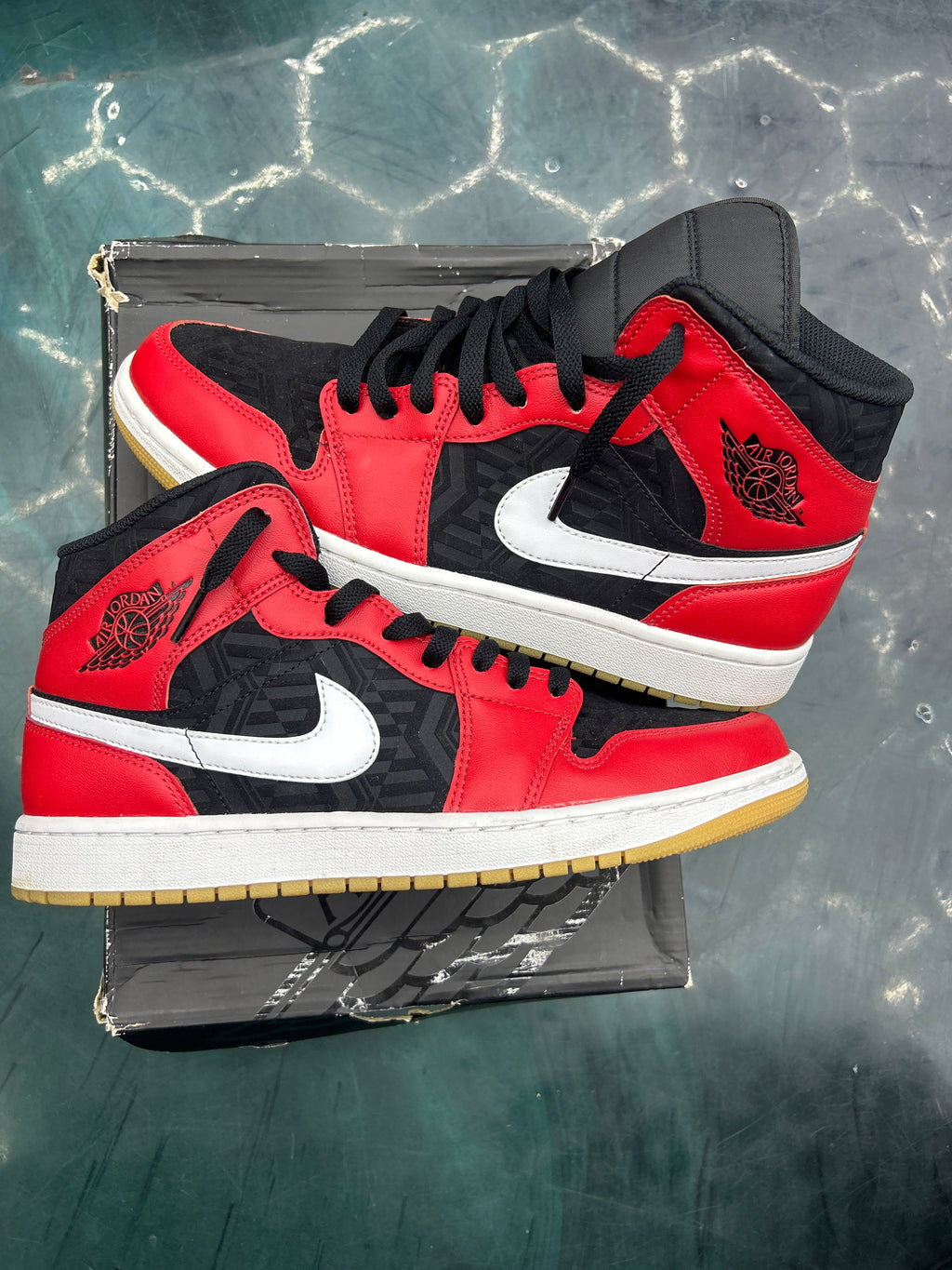 JORDAN 1 MID SE CHRISTMAS PRE OWNED SIZE 10