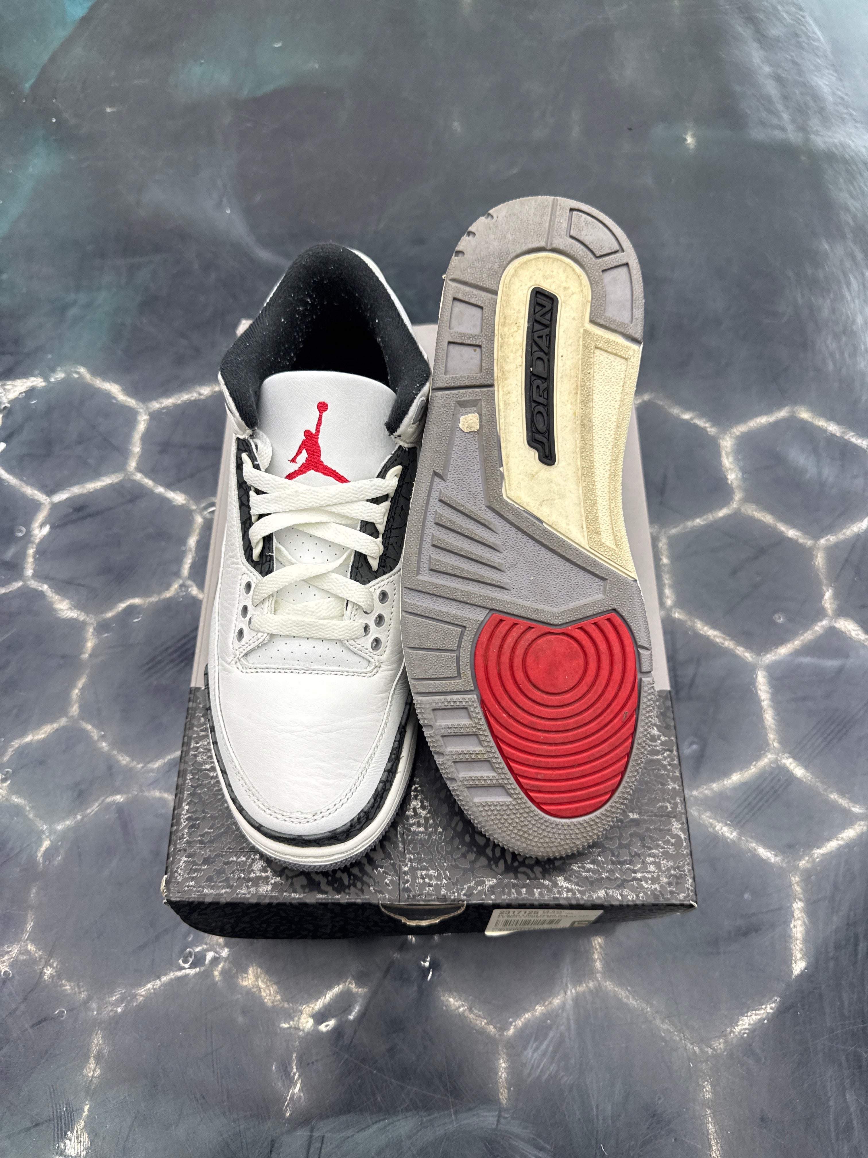 JORDAN 3 RETRO CEMENT GREY PRE OWNED SIZE 7.5
