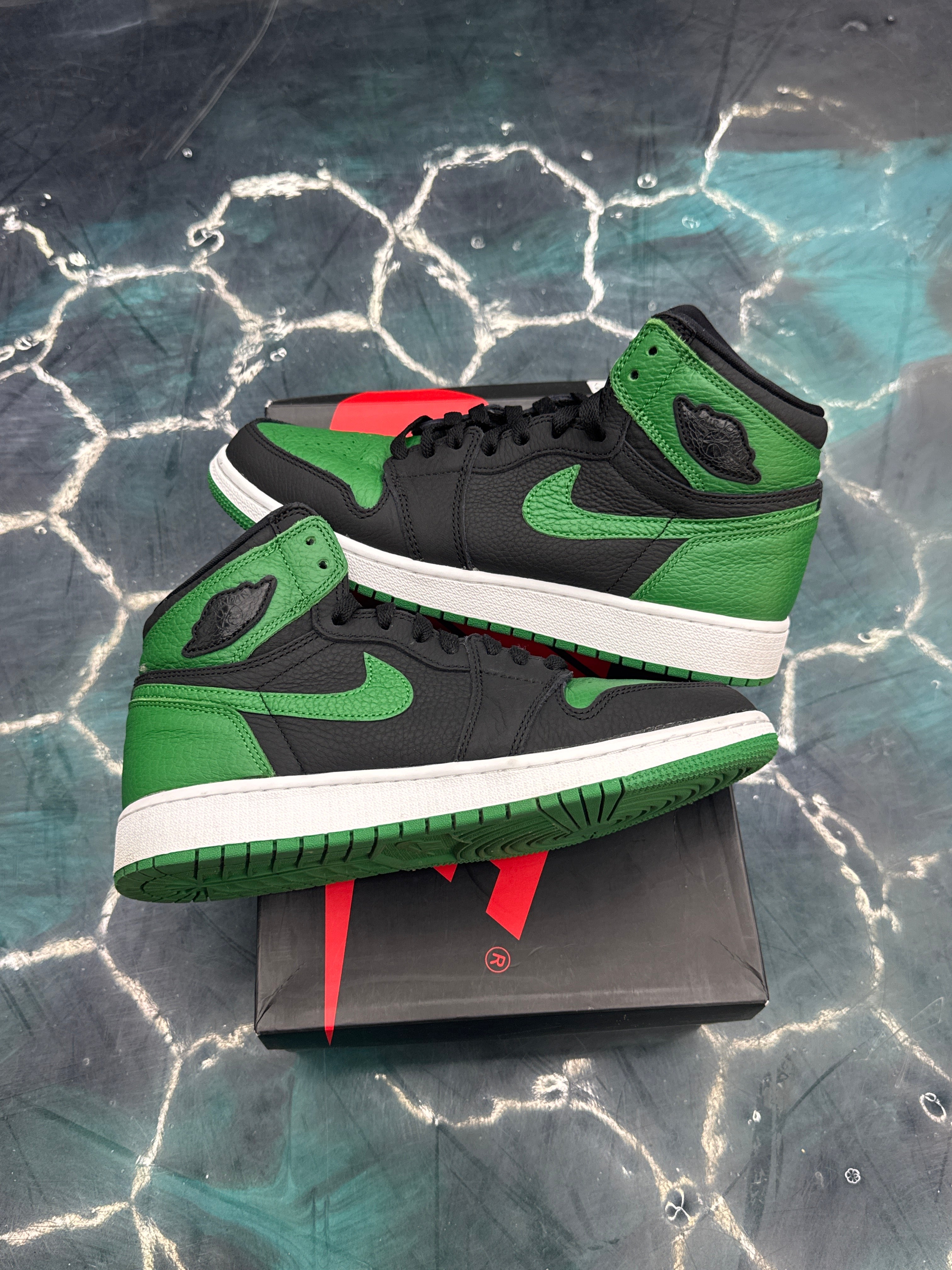 JORDAN 1 RETRO HIGH PINE GREEN BLACK (GS) PRE OWNED SIZE 7Y