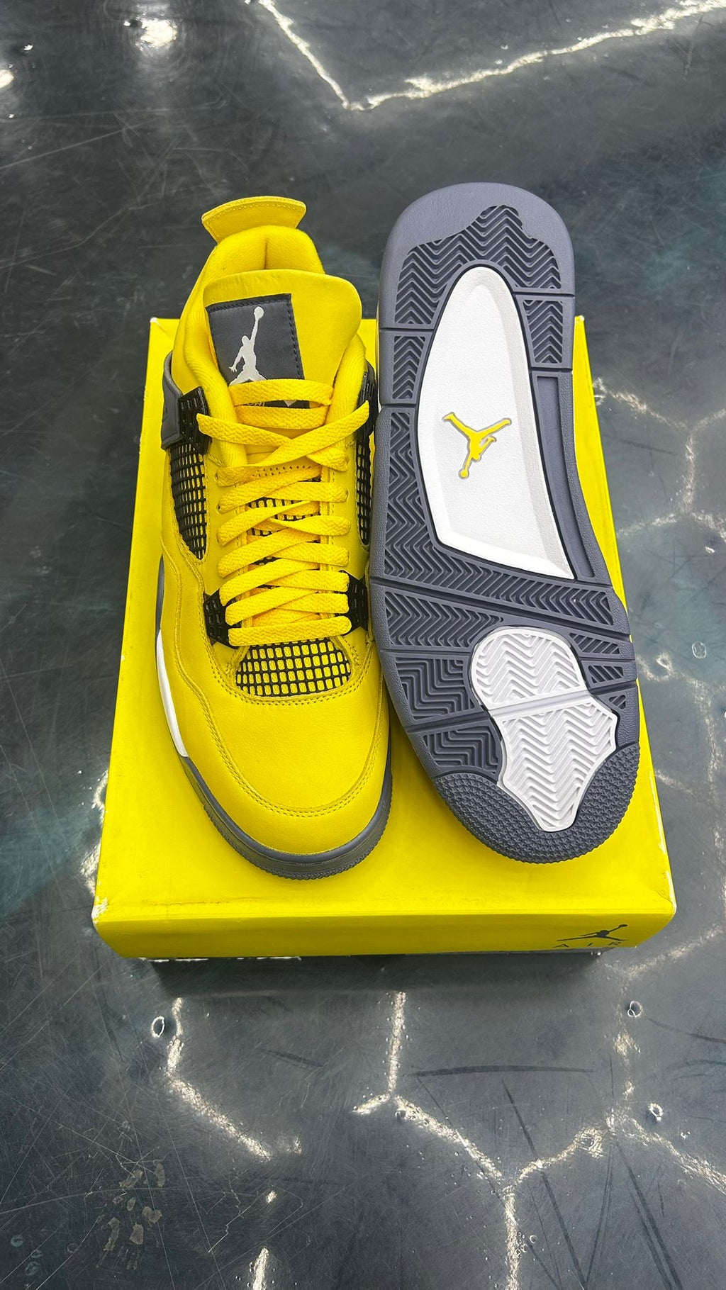 JORDAN 4 RETRO LIGHTNING BRAND NEW WITH DEFFECTS SIZE 10.5