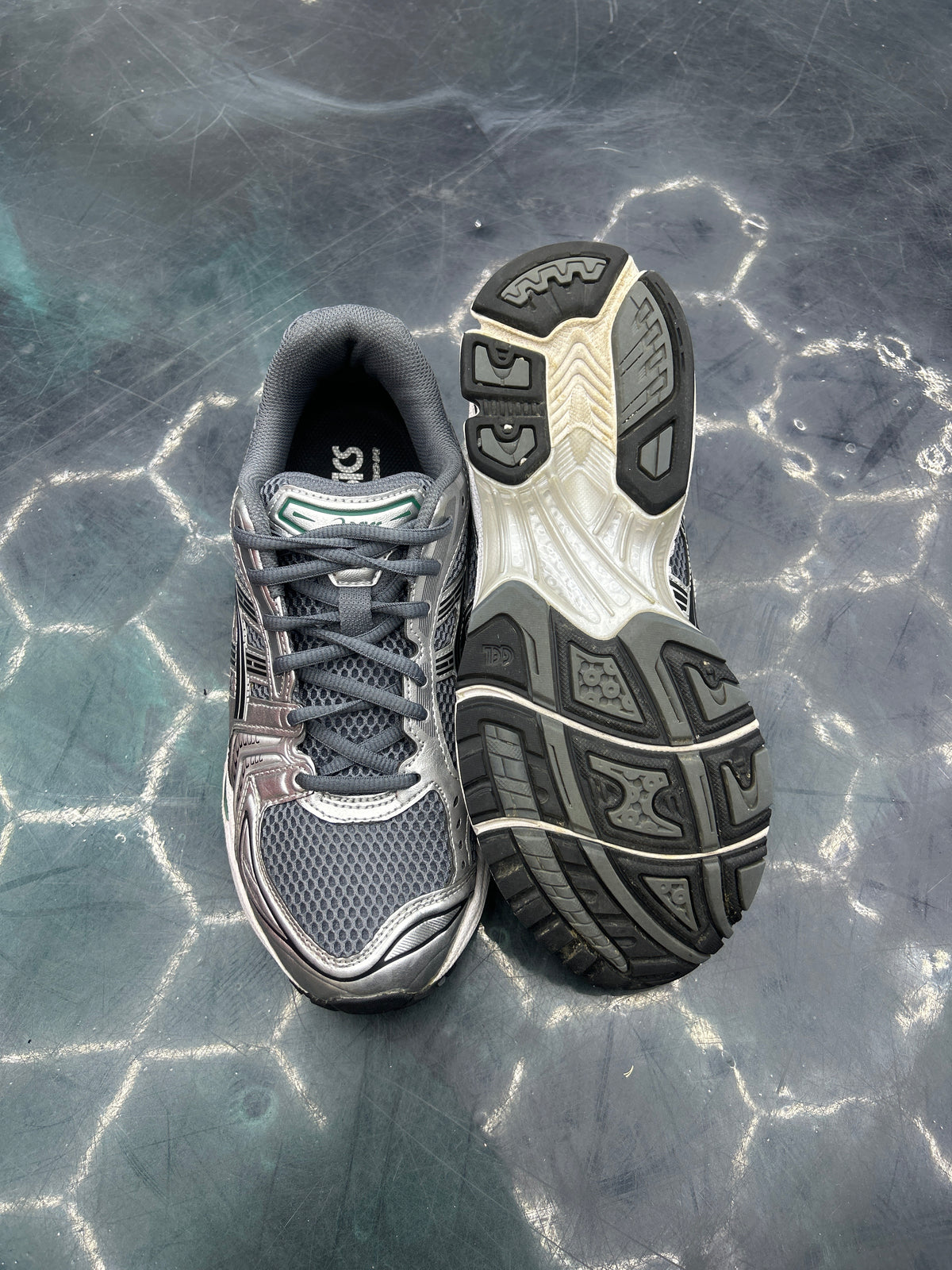 ASICS GEL-KAYANO 14 MTEROPOLIS JASPER GREEN PRE OWNED SIZE 8 (no box)