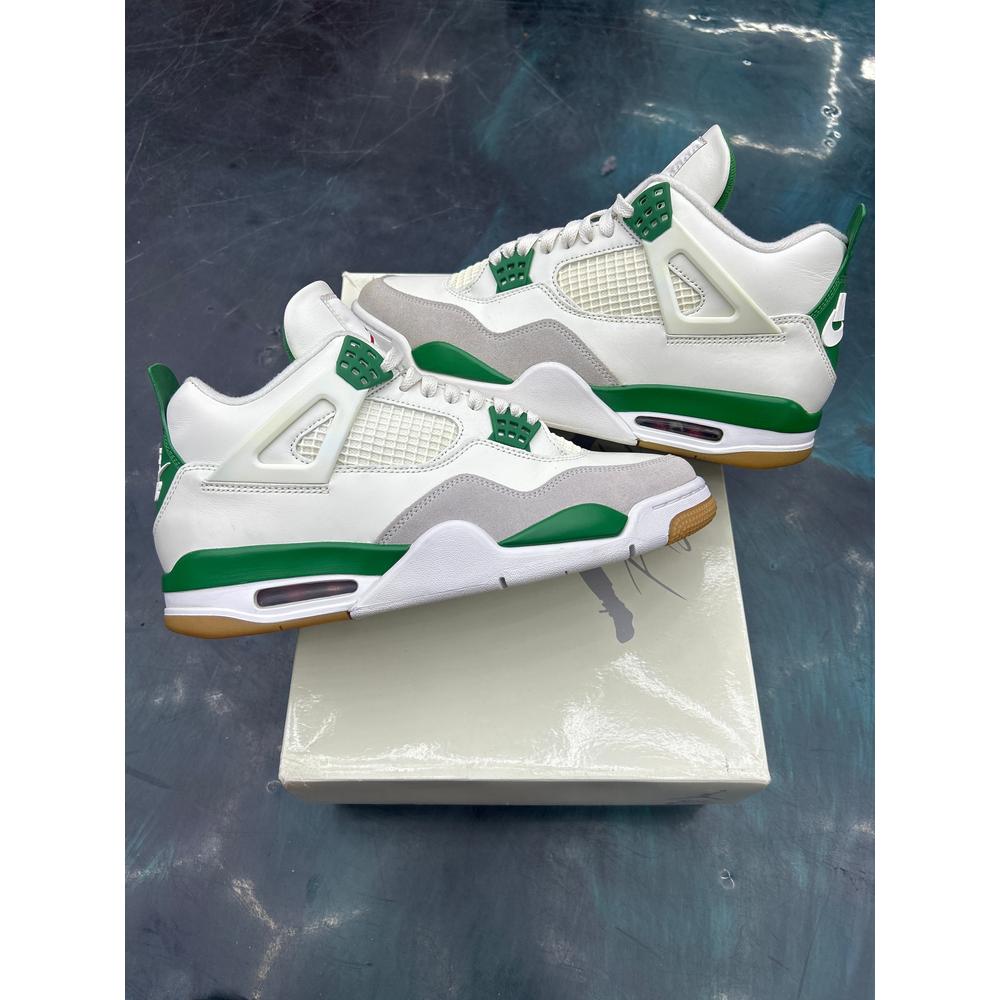 JORDAN RETRO SB PINE GREEN PRE-OWNED SIZE 10.5