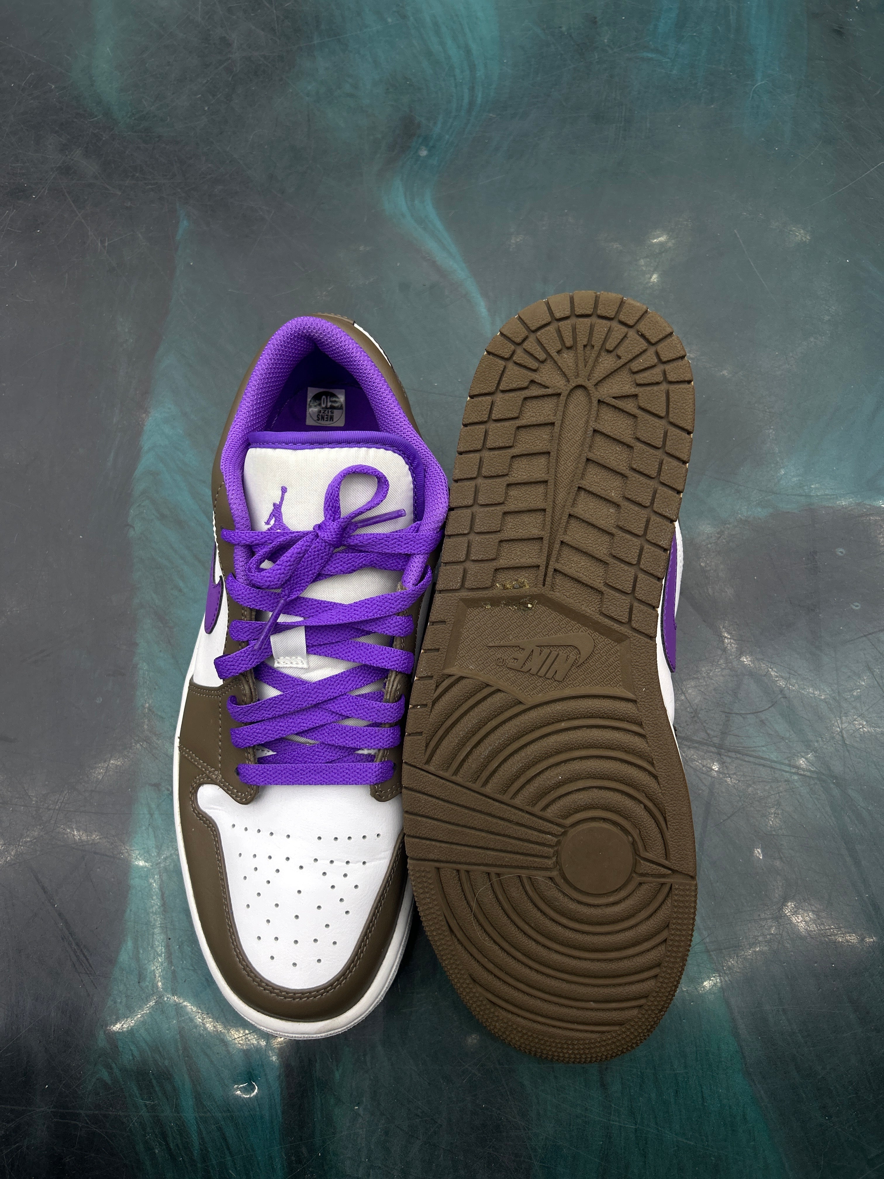 JORDAN 1 LOW PURPLE MOCHA PRE OWNED SIZE 10 NO BOX