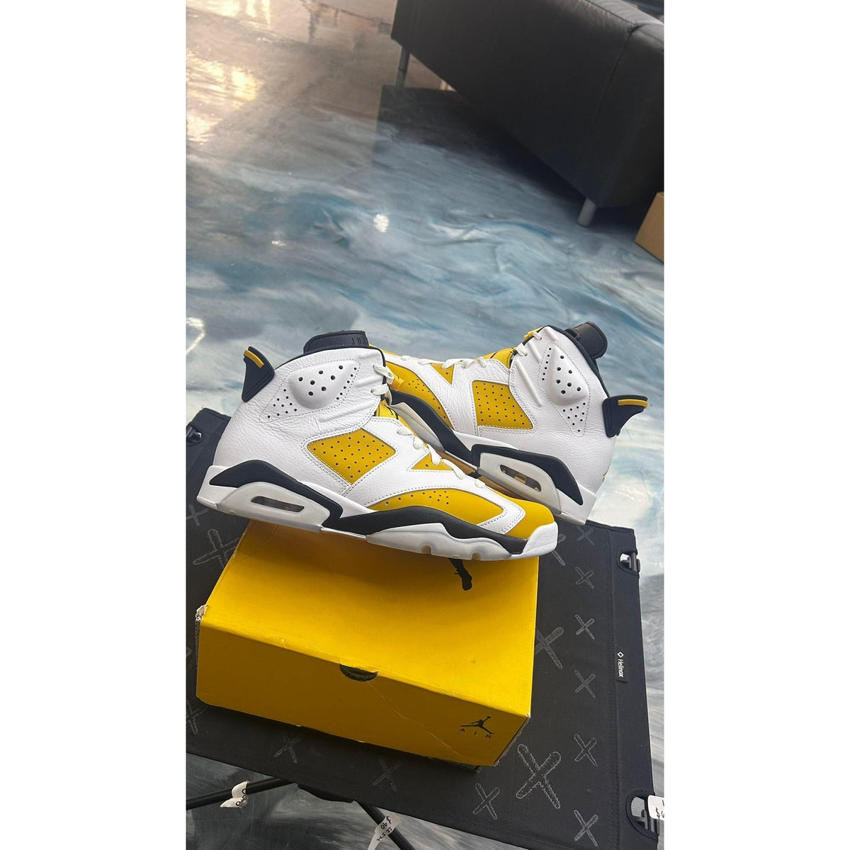 JORDAN 6 RETRO YELLOW OCHRE PRE OWNED SIZE 9.5