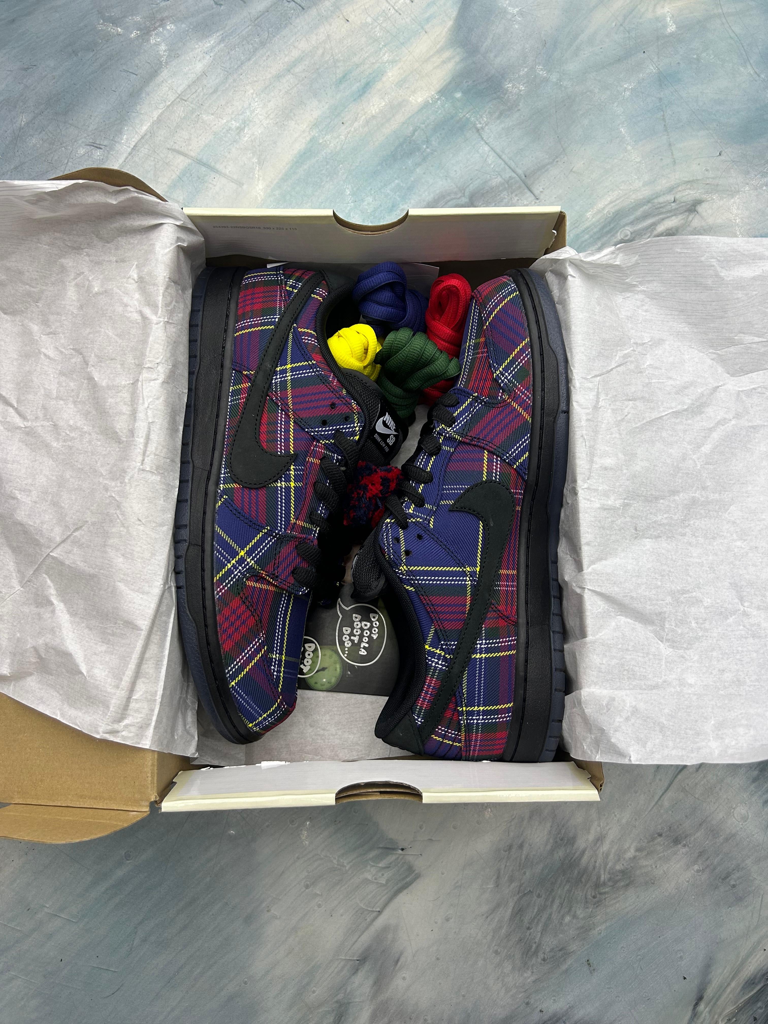 NIKE SB DUNK LOW NARDWUAR PRE OWNED SIZE 11