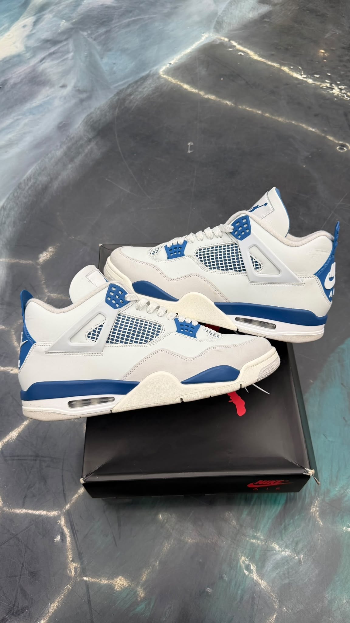 JORDAN 4 RETRO MILITARY BLUE PRE OWNED SIZE 13