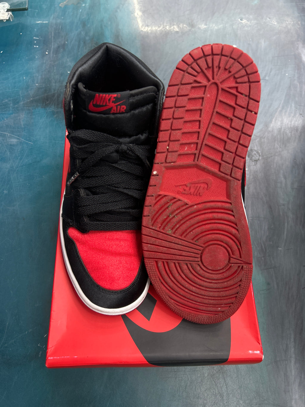 JORDAN 1 RETRO HIGH OG SATIN BRED SIZE 6W PRE OWNED