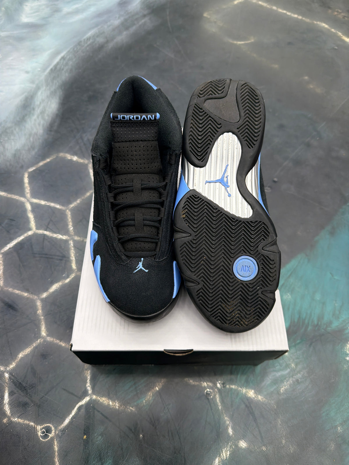 JORDAN 14 RETRO BLACK UNIVERSITY BLUE (2026) PRE OWNED SIZE 8.5