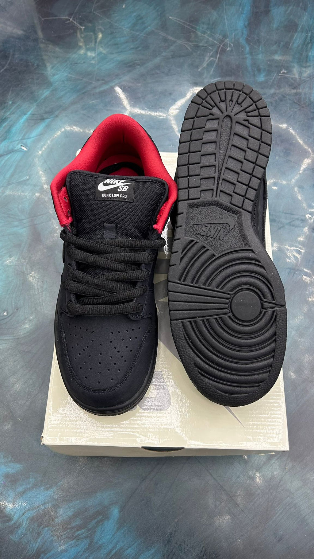NIKE SB DUNK LOW SUPEME 94 BLACK PRE OWNED SIZE 9.5