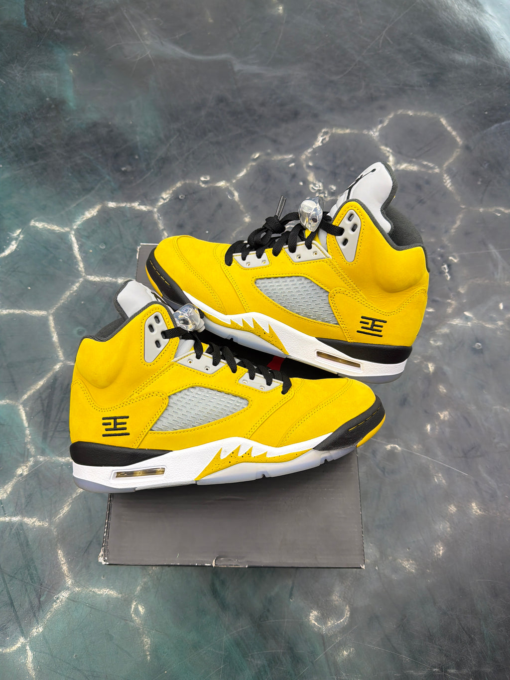 JORDAN 5 RETRO TOKYO T23 (2025) PRE OWNED SIZE 8